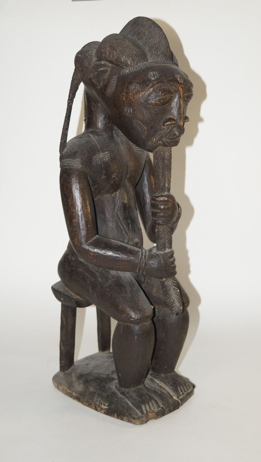 Null Figurine, Côte d'Ivoire Baulé Bois dur, patine noire, figurine ronde en pla&hellip;