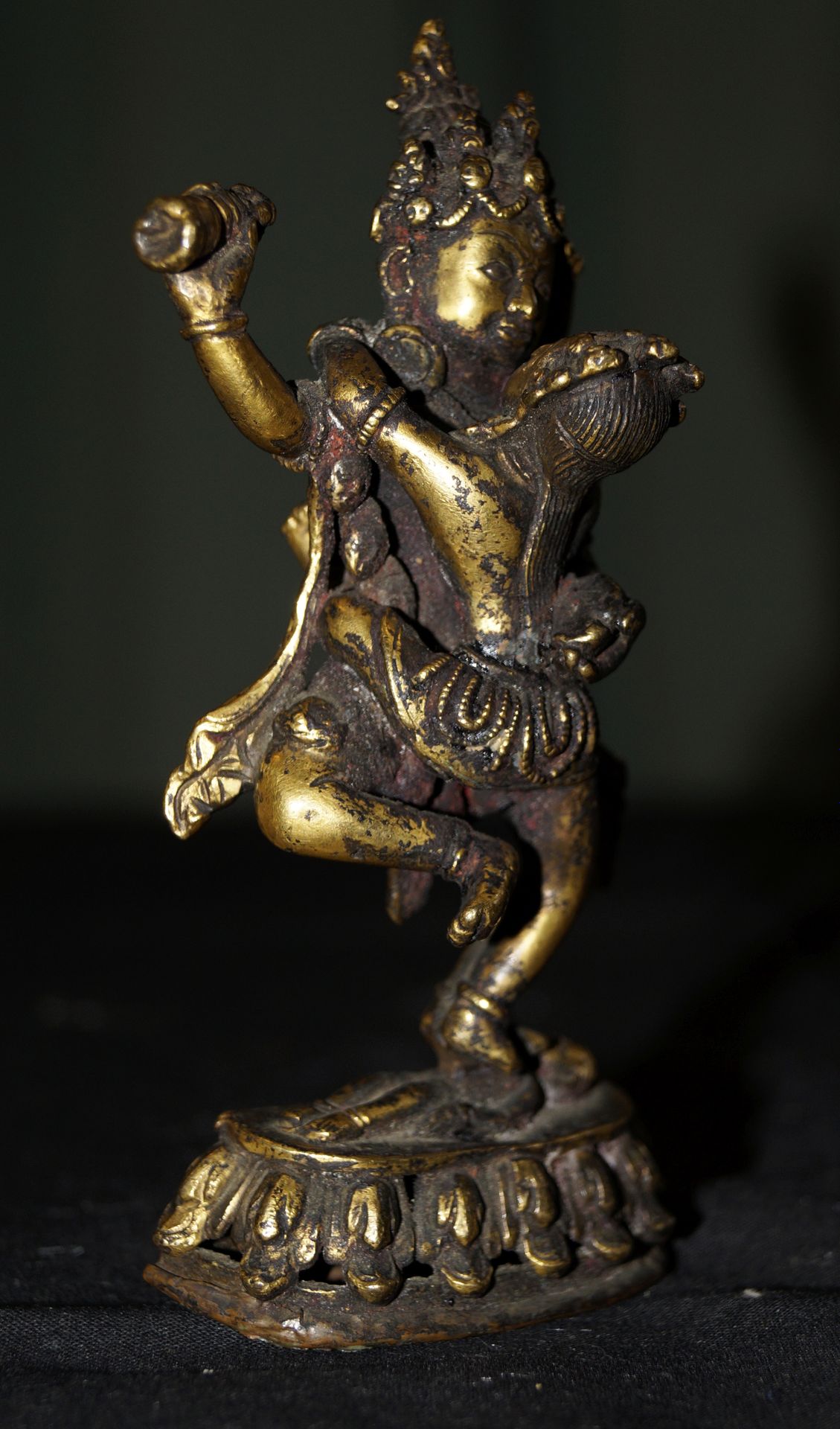Null 铜合金火鎏金赫鲁卡像（高 13 厘米），西藏，18-19 世纪，深色颜料痕迹，宽 6 厘米。Chakrasamvara 神与金刚持在双莲花宝座上。宝座&hellip;