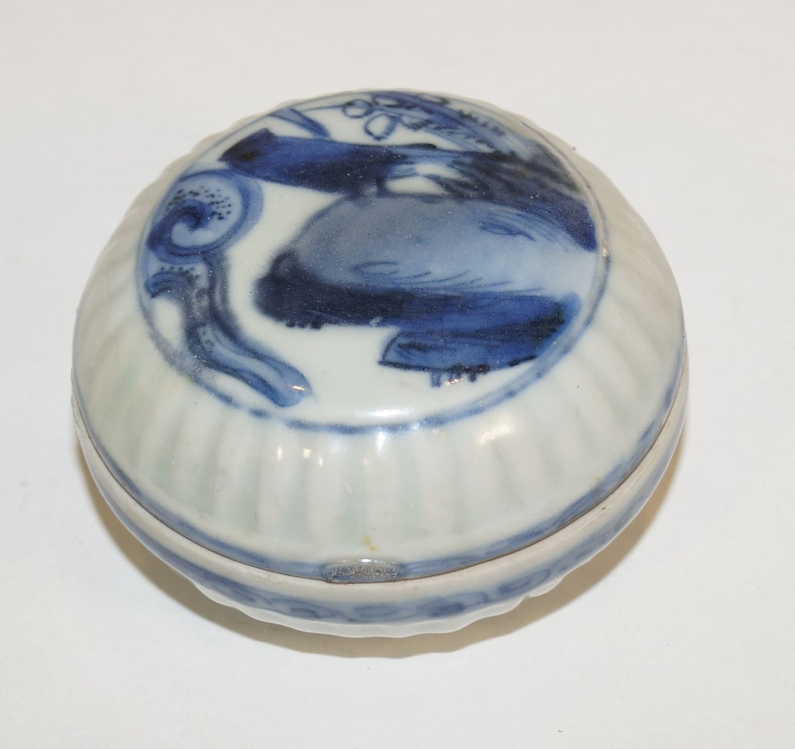 Null Porcelain lidded box (d. 7.5 cm), 15th - 16th c. White body, underglaze blu&hellip;