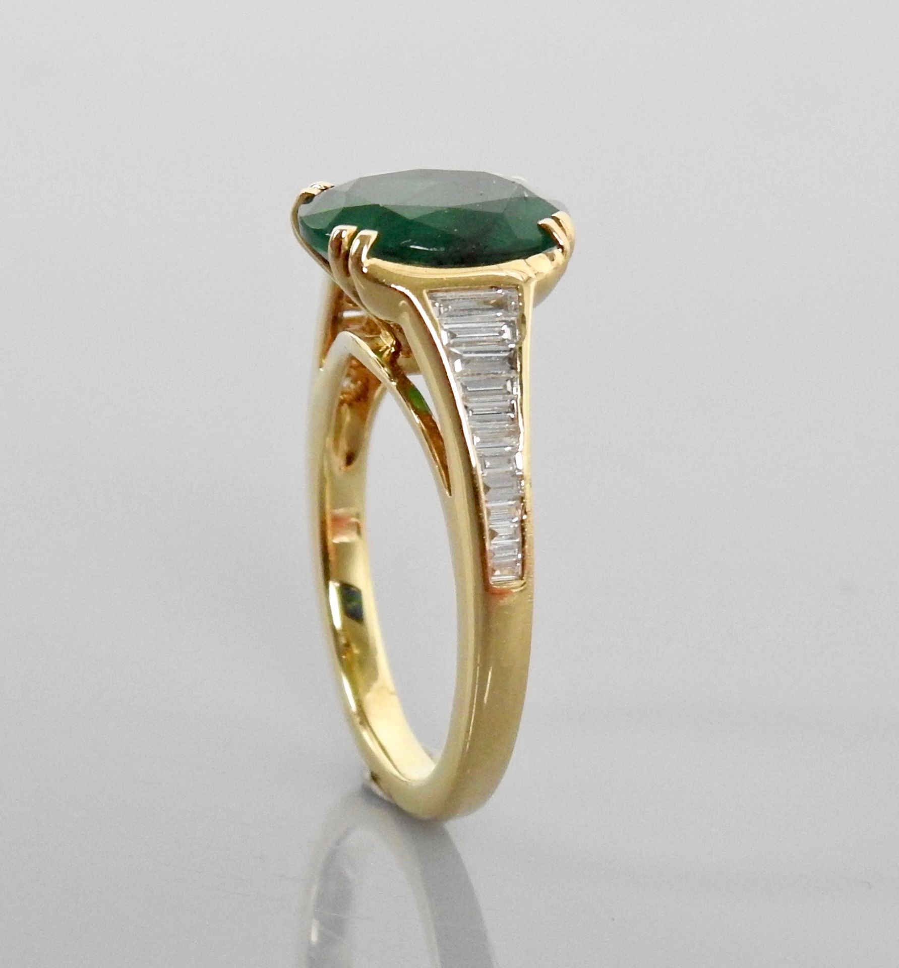 Null 黄金戒指，750毫米，镶有一颗美丽的椭圆形祖母绿，重约3克拉，配以长方形切割钻石，共0.40克拉，重量：6.15克，毛重。
