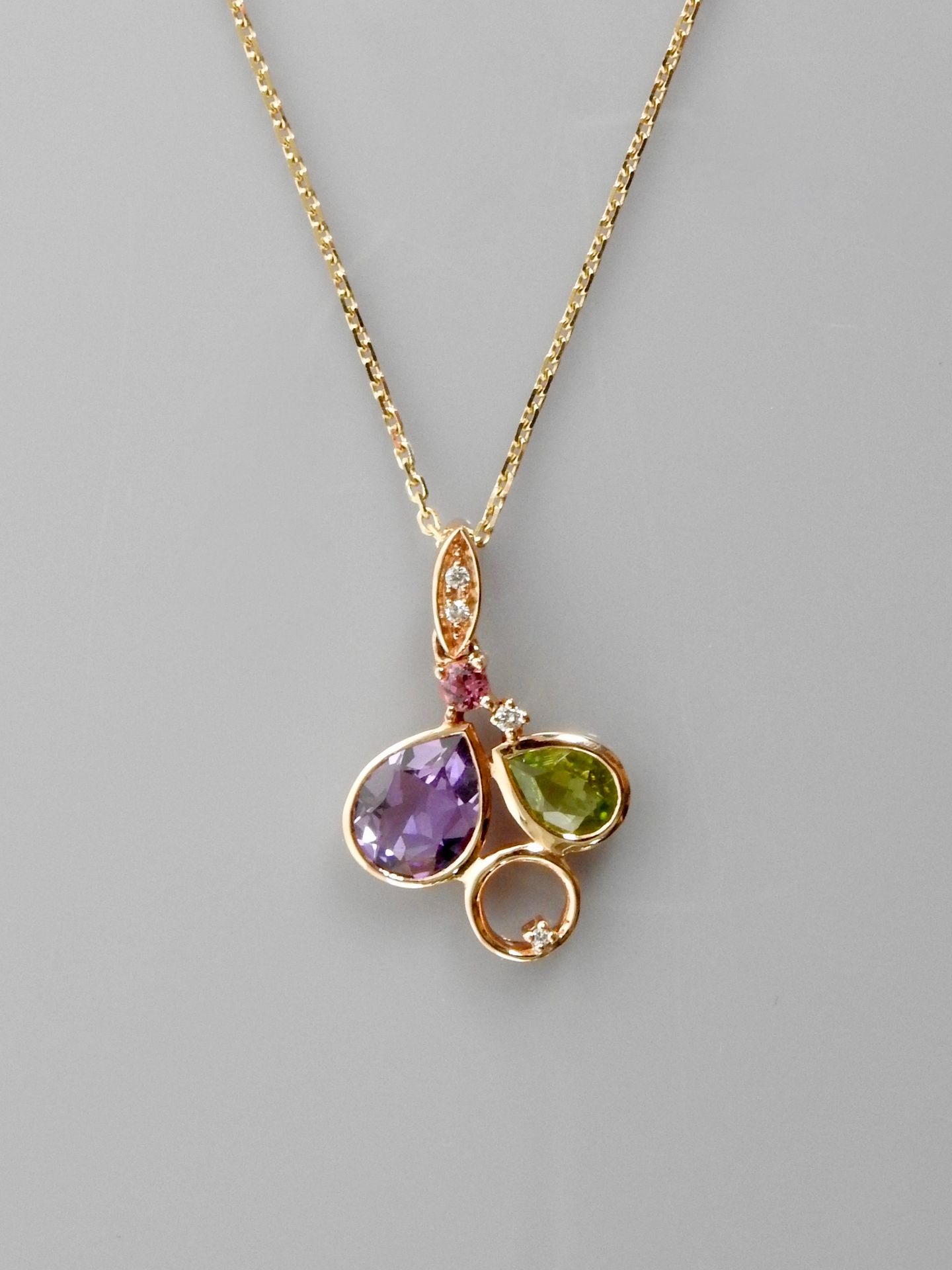 Null Pink gold chain and pendant, 750 MM, set with a pear-cut amethyst weighing &hellip;