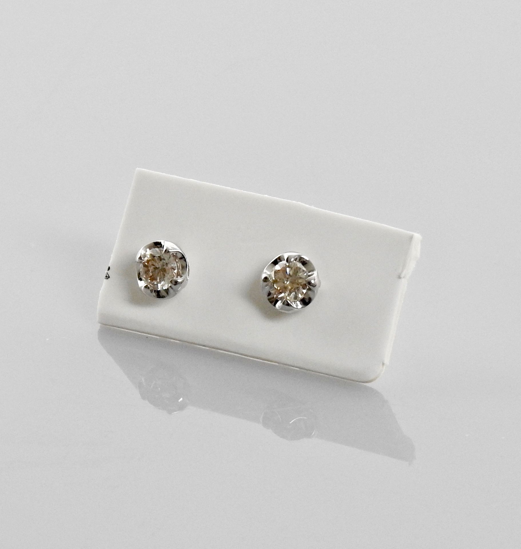 Null Boutons d'oreilles en or gris, 750 MM, orné chacun d'un diamant, total 0,30&hellip;