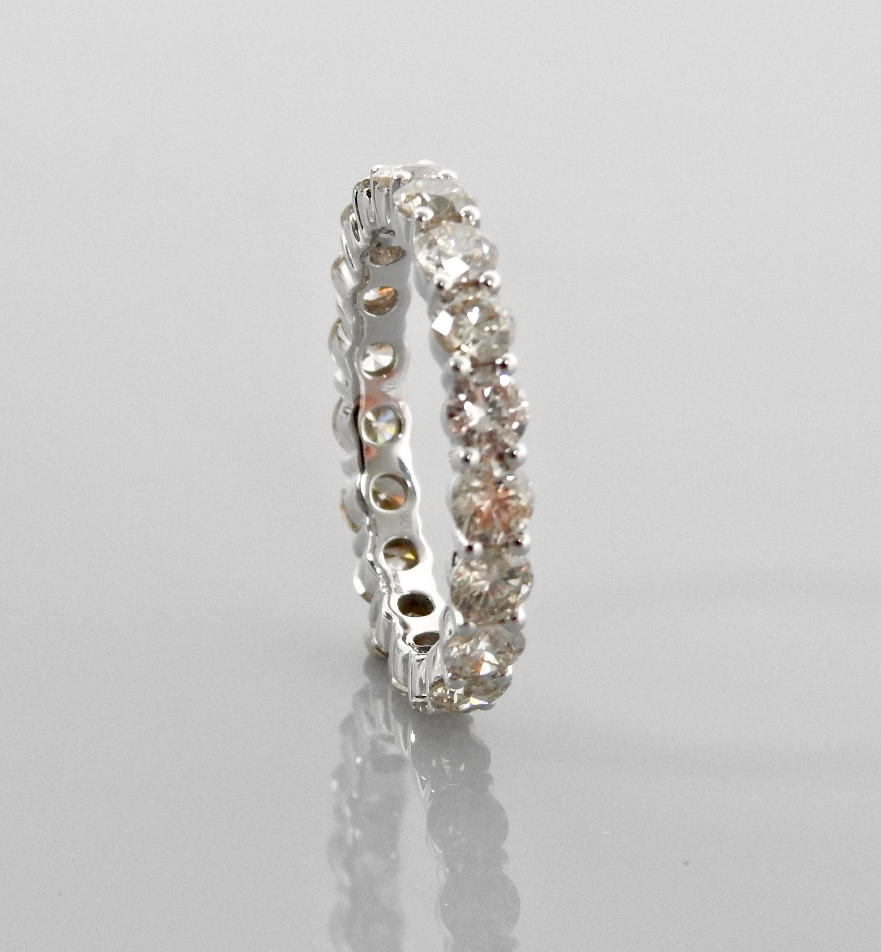 Null 白金结婚戒指，750毫米，由18颗非常漂亮的明亮式切割钻石衬托，总重约2.90克拉，尺寸：55，重量：3.4克。