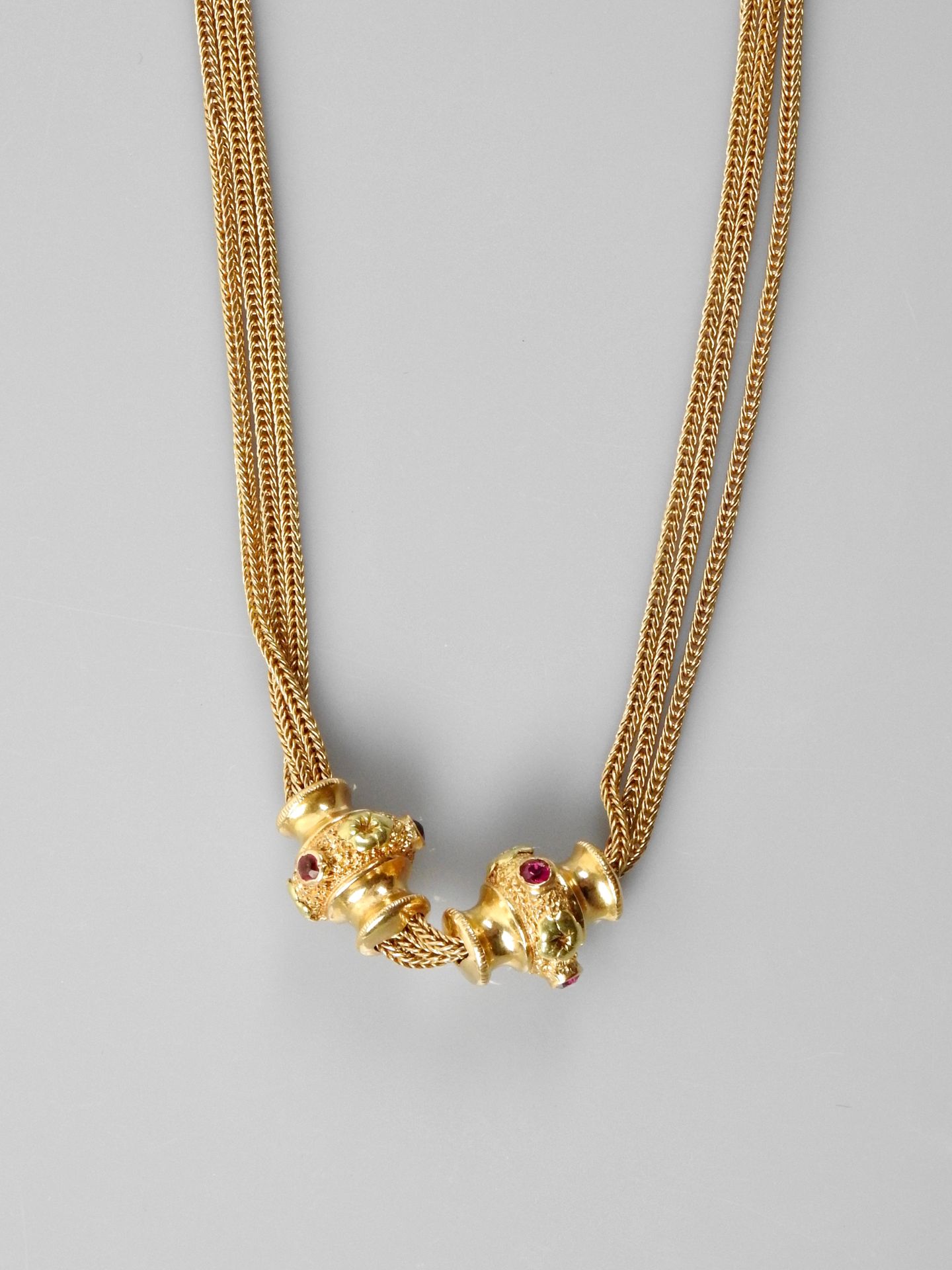 Null 
漂亮的 "Giletière "黄金编织网链，750毫米，用粉红色石榴石装饰的两个滑道，龙虾扣，长40厘米，19世纪，重量：20克毛。