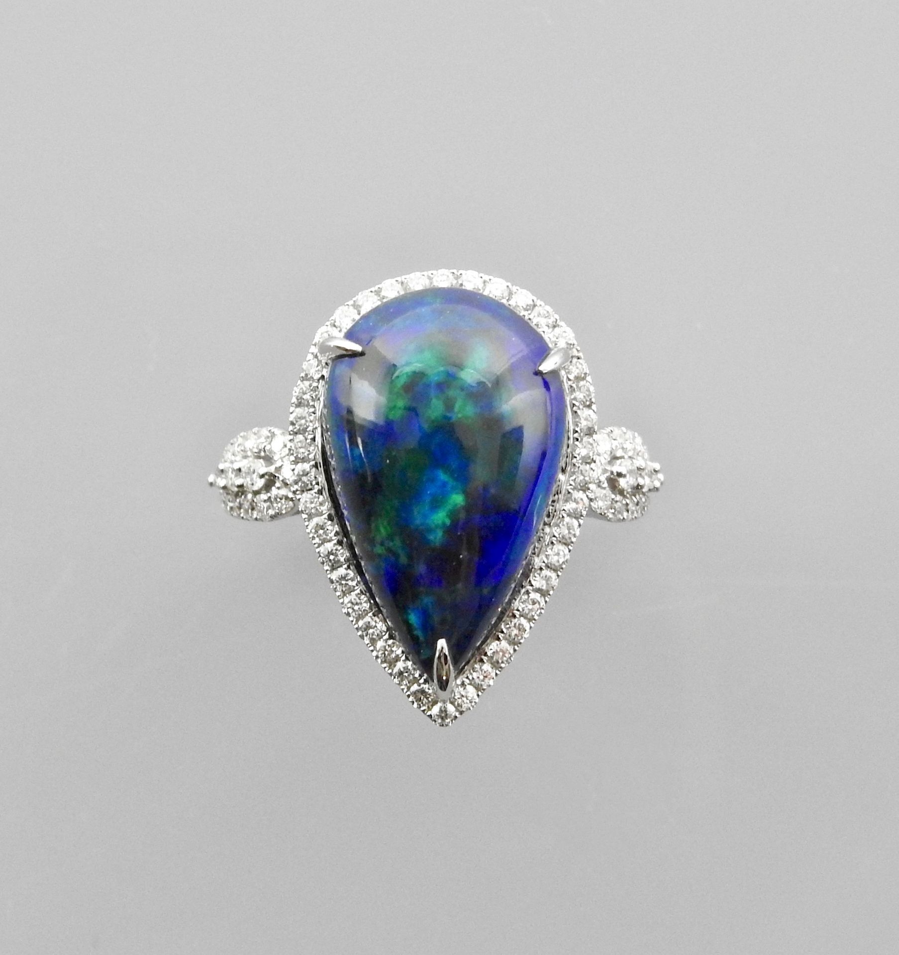 Null White gold ring, 750 MM, set with a beautiful pear-cut opal weighing about &hellip;