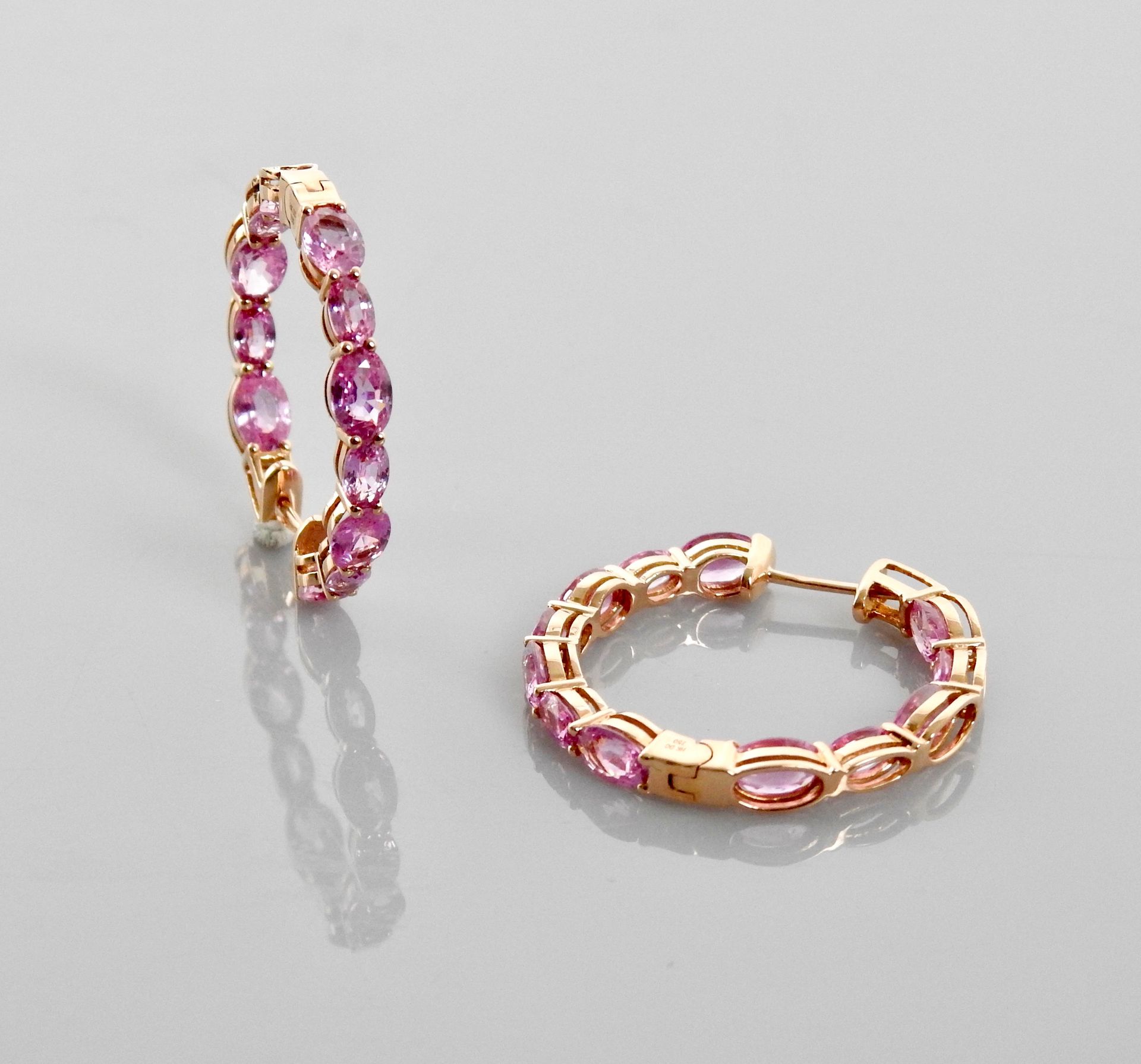Null 粉红金环形耳环，750毫米，由粉红蓝宝石衬托，共约7克拉，直径3厘米，重量：9.5克。