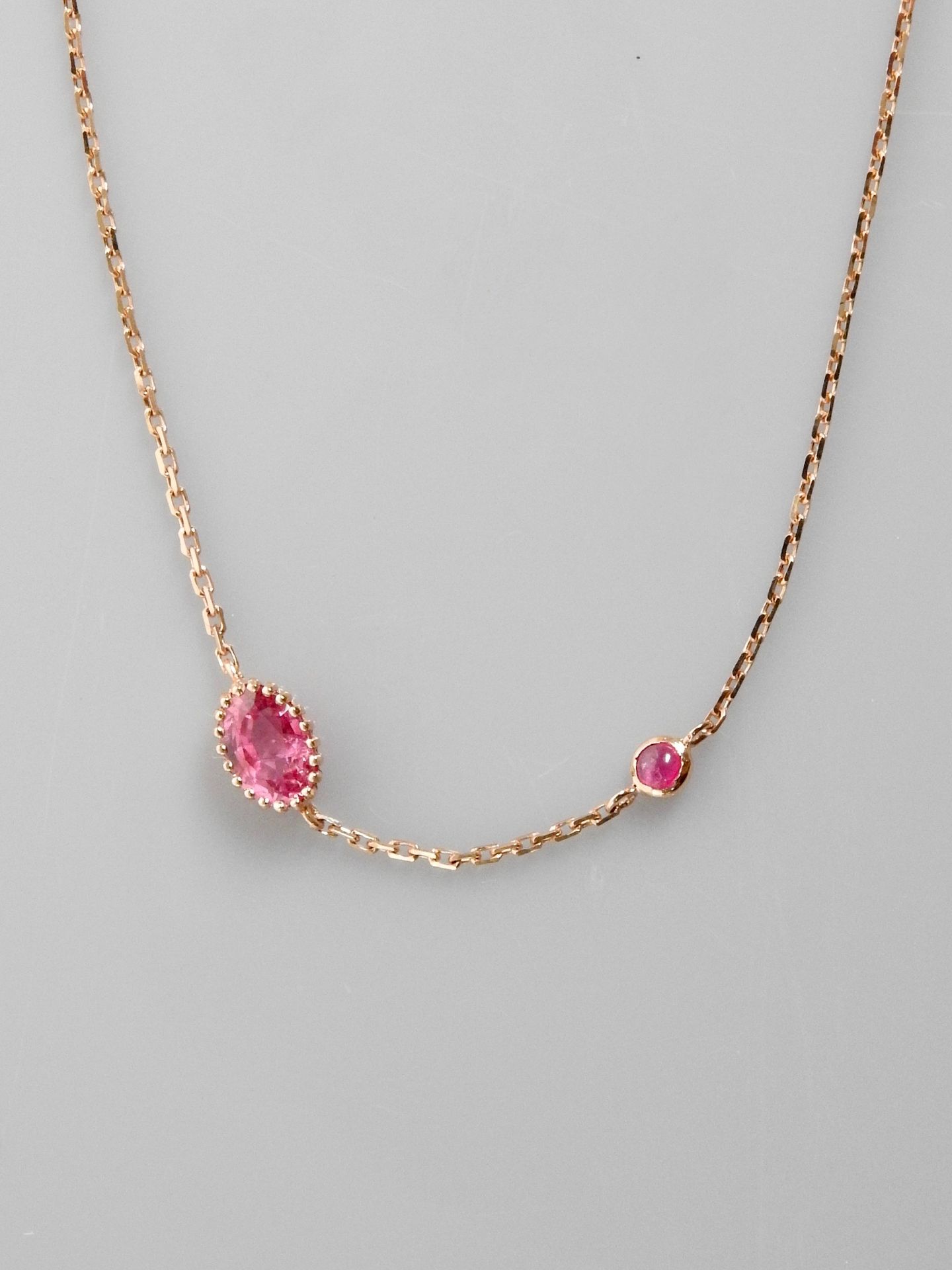 Null 玫瑰金手链，750毫米，镶有两颗椭圆形粉色蓝宝石，一颗椭圆形，一颗圆形，共约0.70克拉，可调节长度17.5厘米，重量：1.1克，毛重。