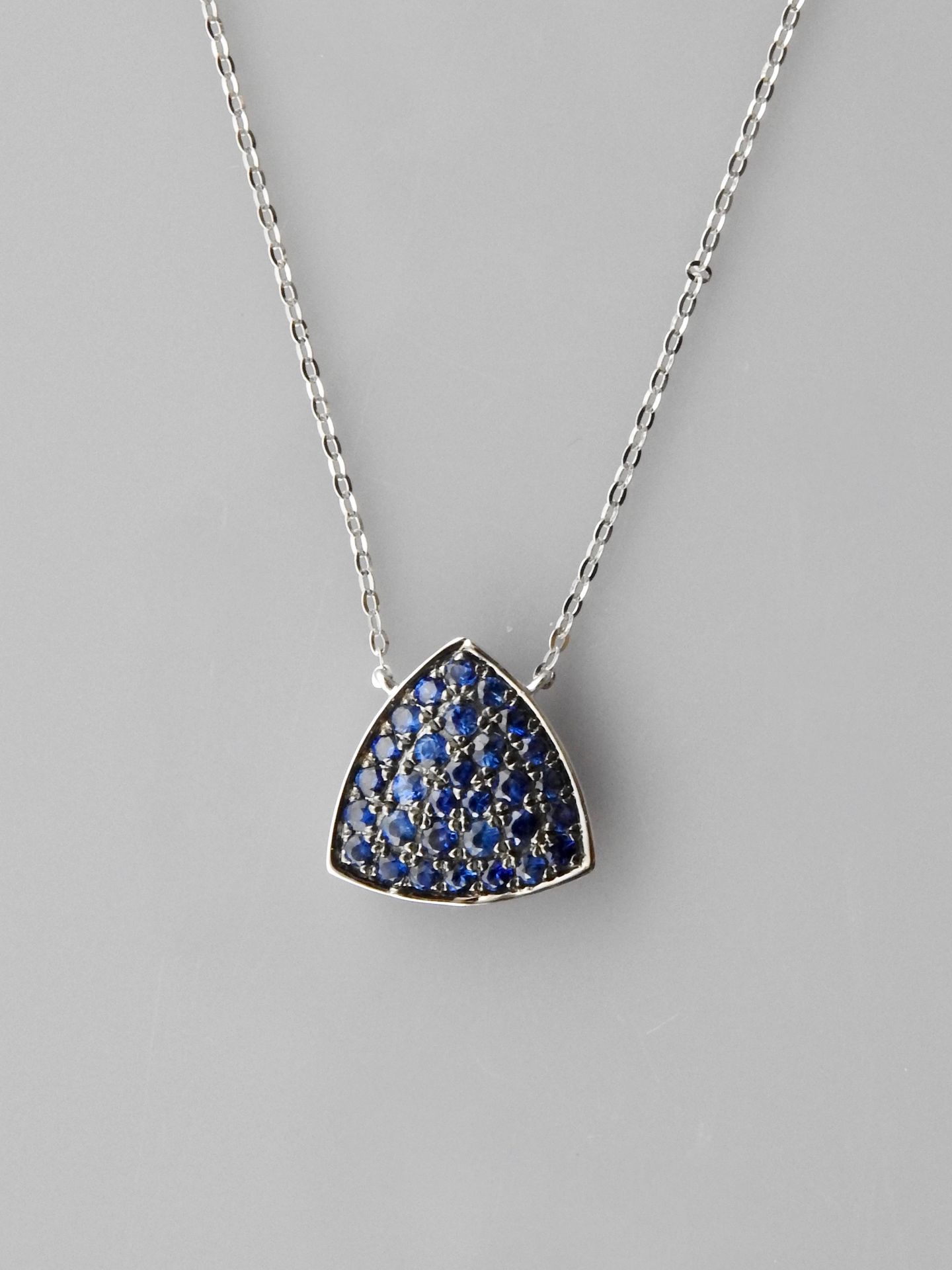 Null Chain and triangular pendant in white gold, 750 MM, covered with sapphires,&hellip;