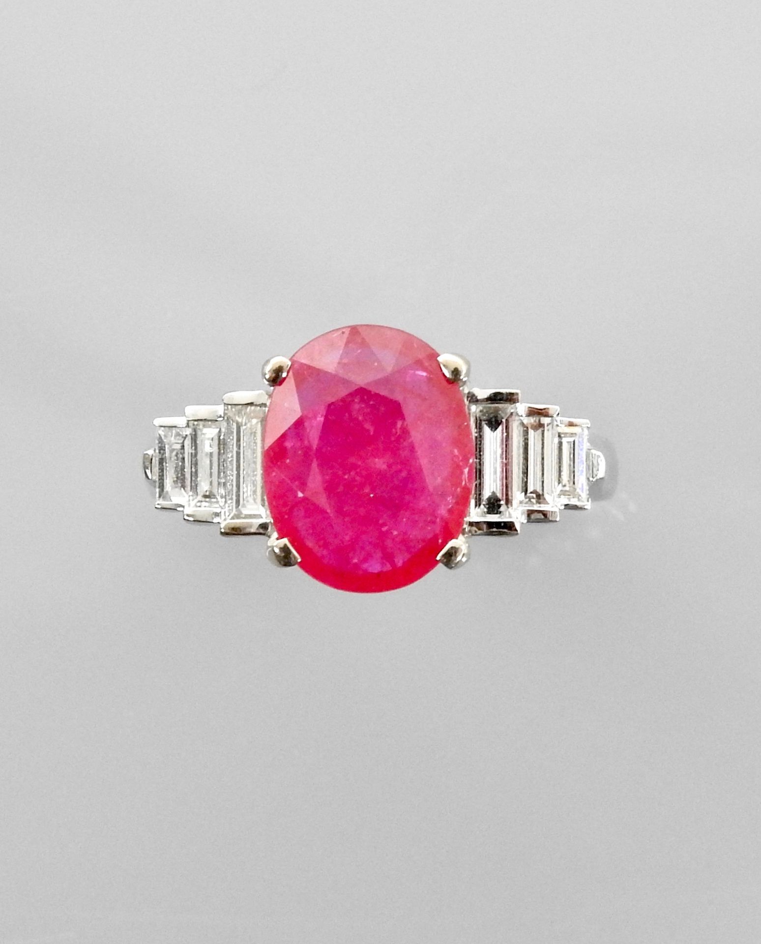 Null 白金戒指，750毫米，镶有一颗美丽的椭圆形红宝石，重约3克拉，六颗长方形切割钻石，尺寸：54，重量：7.15克，毛重。