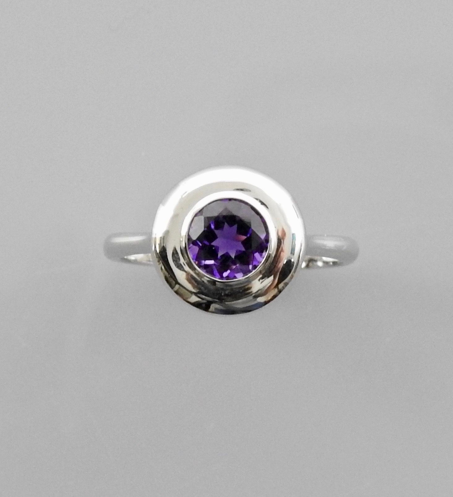Null Round ring in white gold, 750 MM, set with an amethyst weighing about 0.80 &hellip;