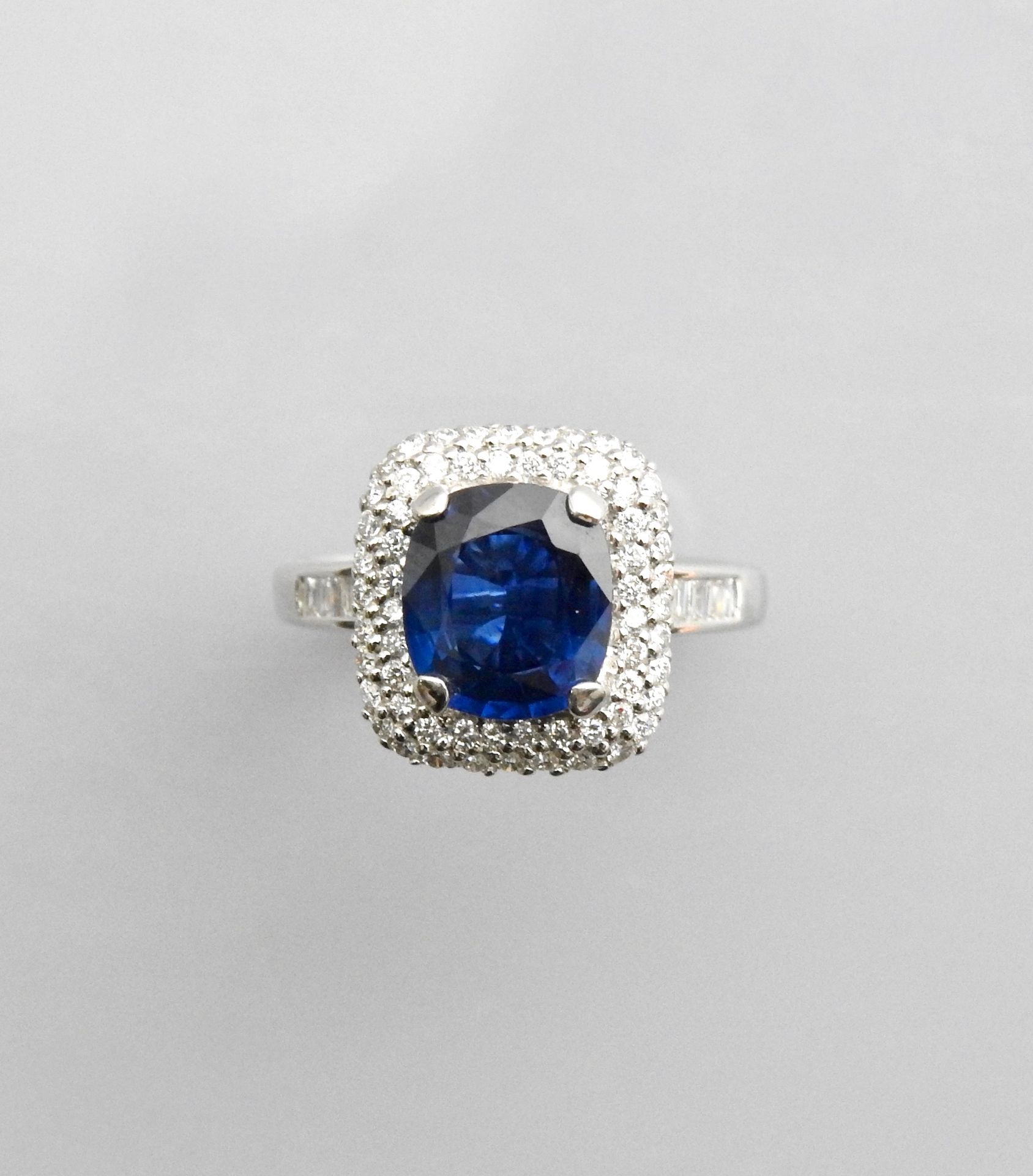 Null 白金戒指，750毫米，镶嵌着一颗美丽的枕形切割蓝宝石，重2.50克拉，镶嵌在由明亮剂和长方形切割钻石组成的缎带上，总重0.50克拉，14/12毫米，尺&hellip;