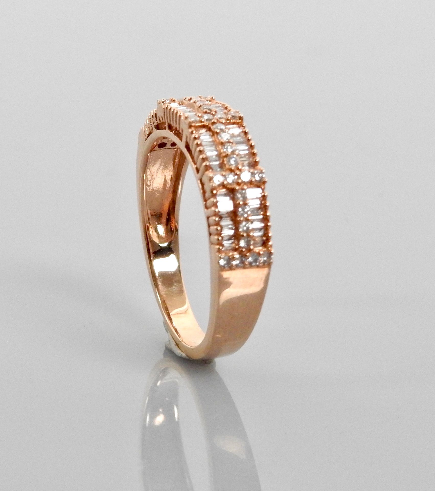 Null 玫瑰金结婚戒指，750毫米，由明亮式切割和长方形切割钻石衬托，共0.40克拉，尺寸：53，重量：3.45克。