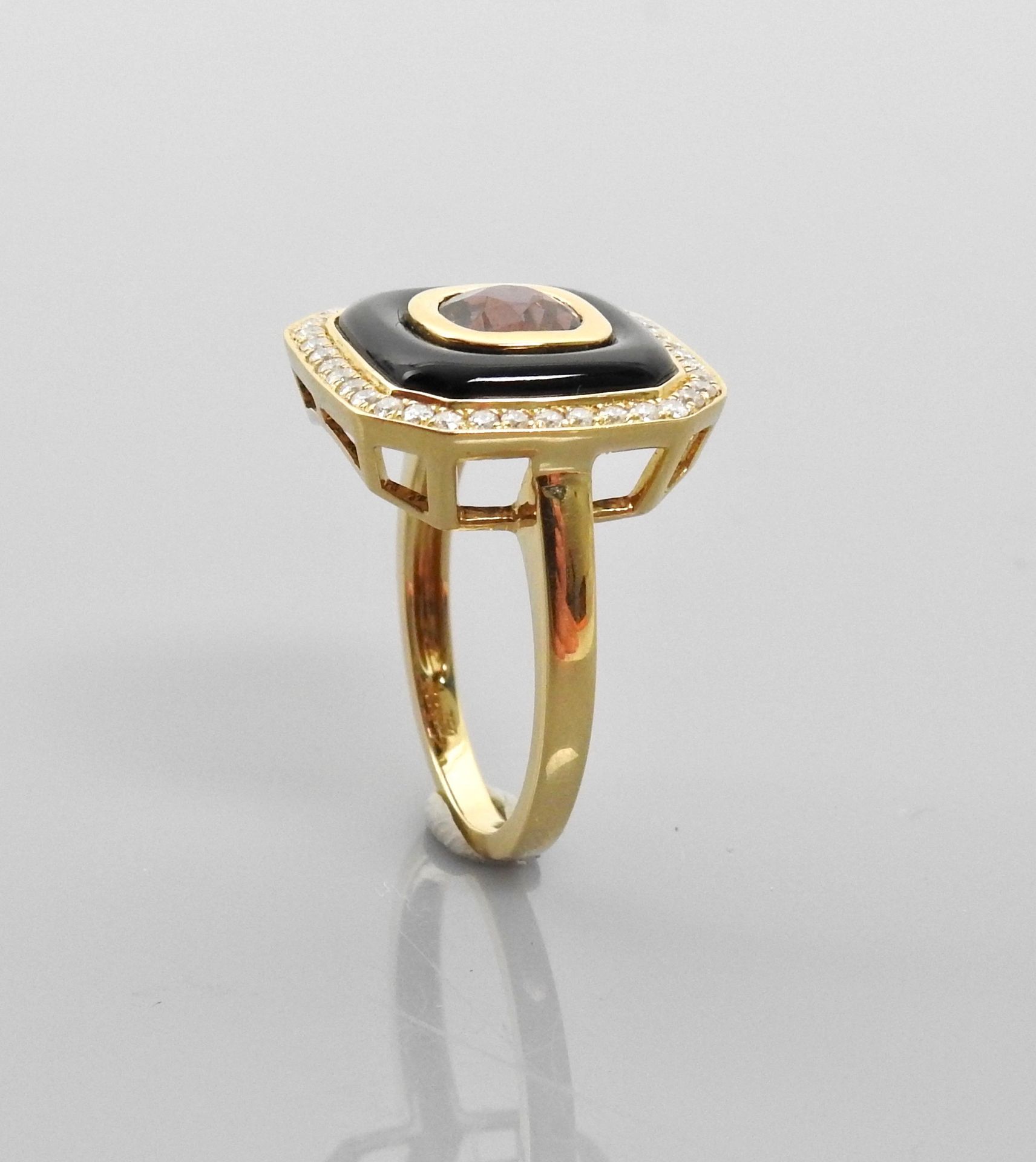 Null 白金戒指，750毫米，中心是一颗重达1.10克拉的粉红碧玺，镶嵌在黑玛瑙托盘上，总重0.30克拉，17/17毫米，尺寸：52，重量：5.4克。