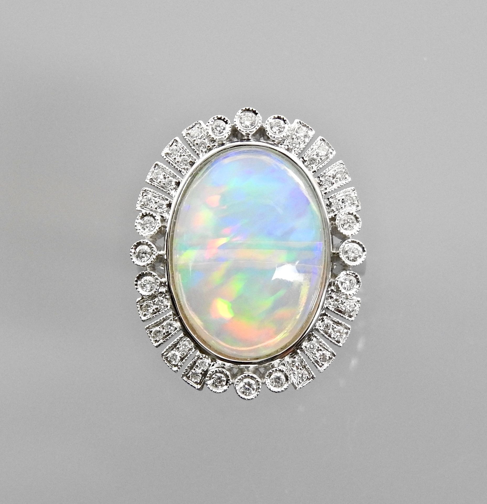 Null Jolie bague plate en or gris, 750 MM, ornée d'une opale pesant 6 carats env&hellip;