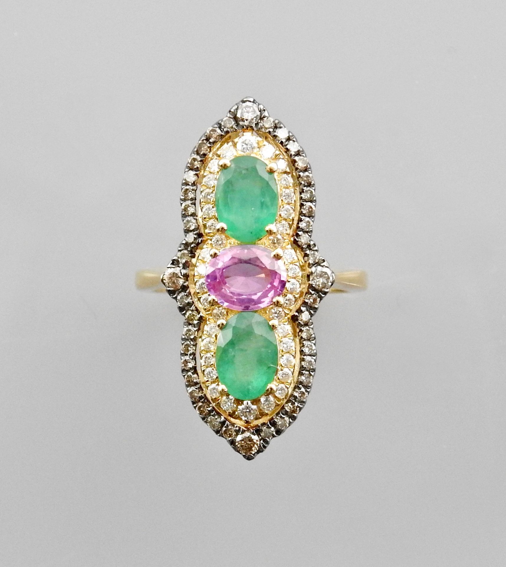 Null 750毫米黄金 "榄尖形 "戒指，在一排白钻和一排褐钻中镶嵌两颗祖母绿和一颗粉色蓝宝石，总重约0.50克拉，长3厘米，尺寸：54，总重：5.75克。