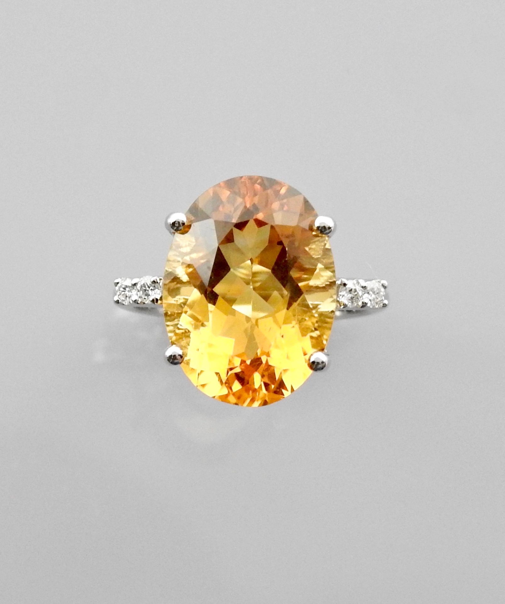 Null 白金戒指，750毫米，镶嵌着重约9克拉的椭圆形黄水晶，15 x 12毫米，镶嵌着钻石，尺寸：54，重量：6克。