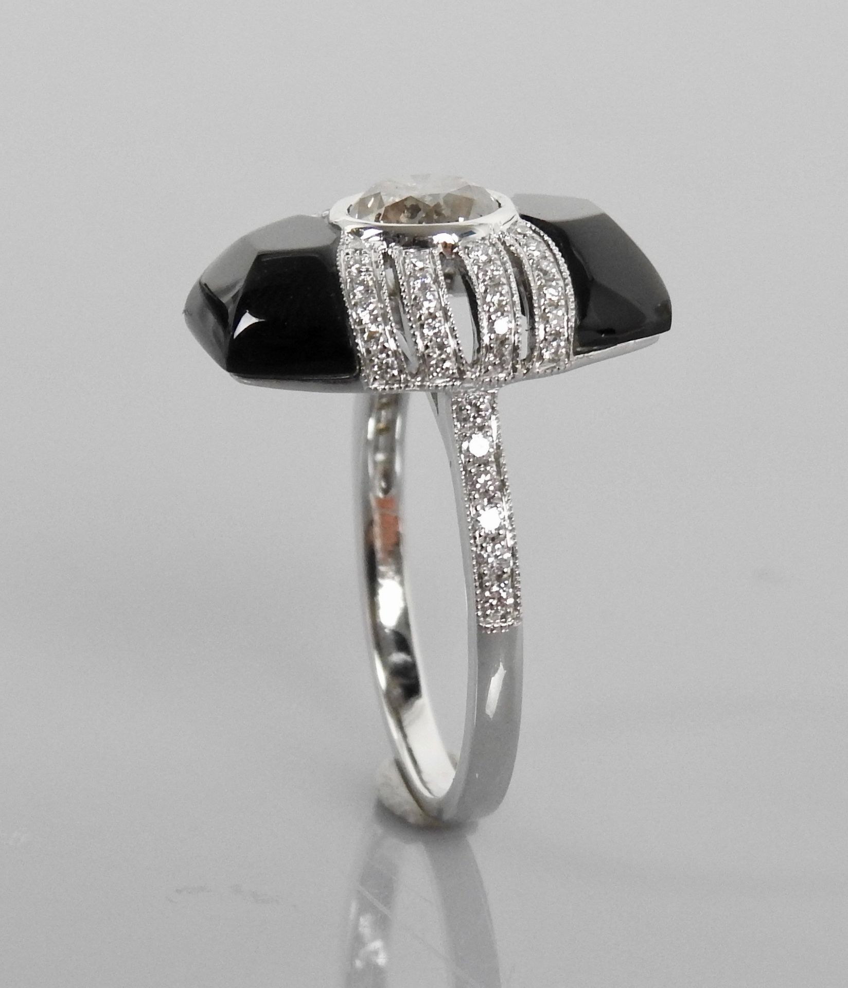 Null 白金戒指，750毫米，镶有桶形切割黑玛瑙，并镶嵌有一颗重达1克拉的钻石，有两个钻石覆盖的图案，16 x 14毫米，尺寸：55，重量：4.7克，毛重。