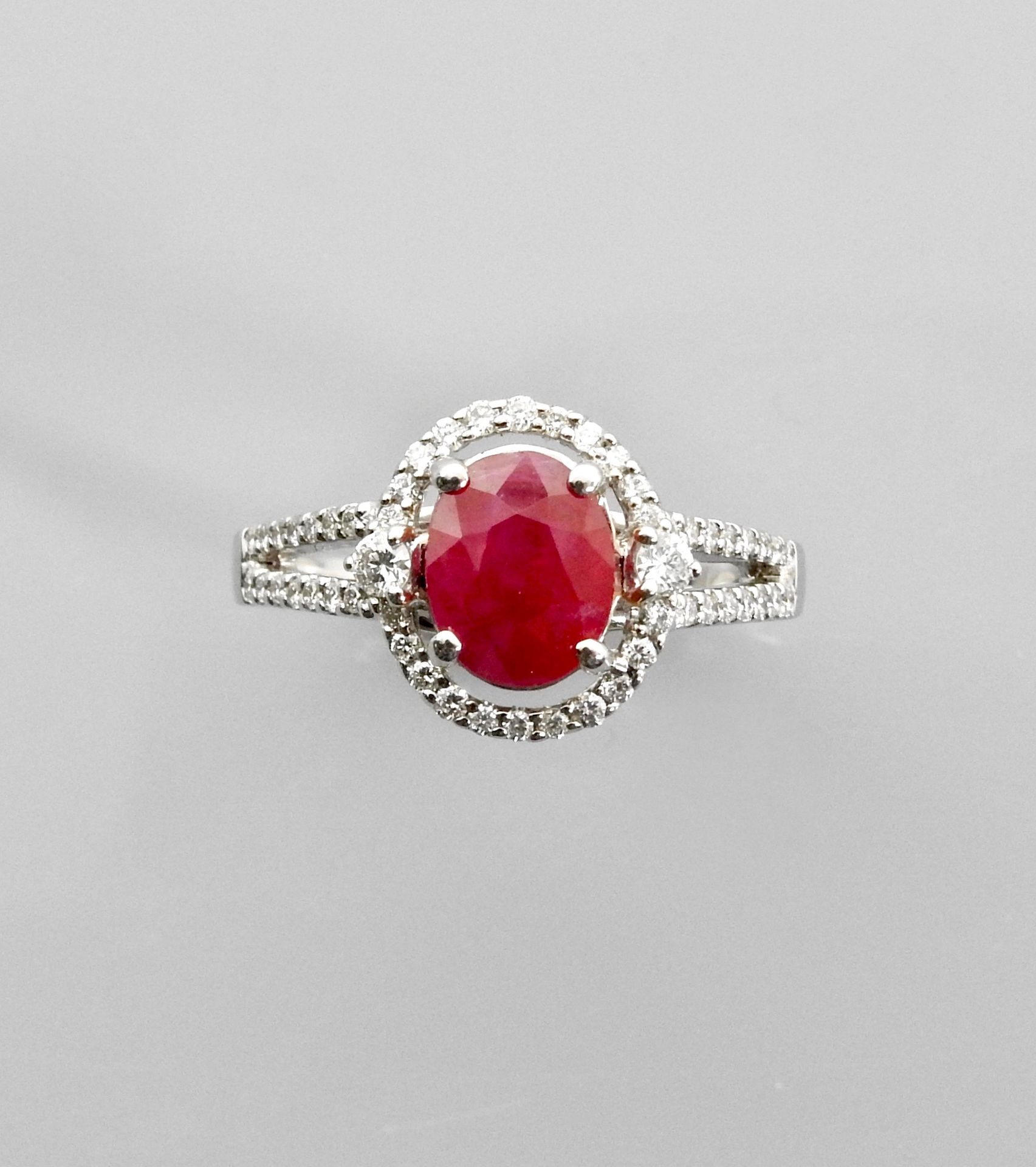 Null White gold ring, 750 MM, centered on an oval ruby weighing 2.01 carat hemme&hellip;