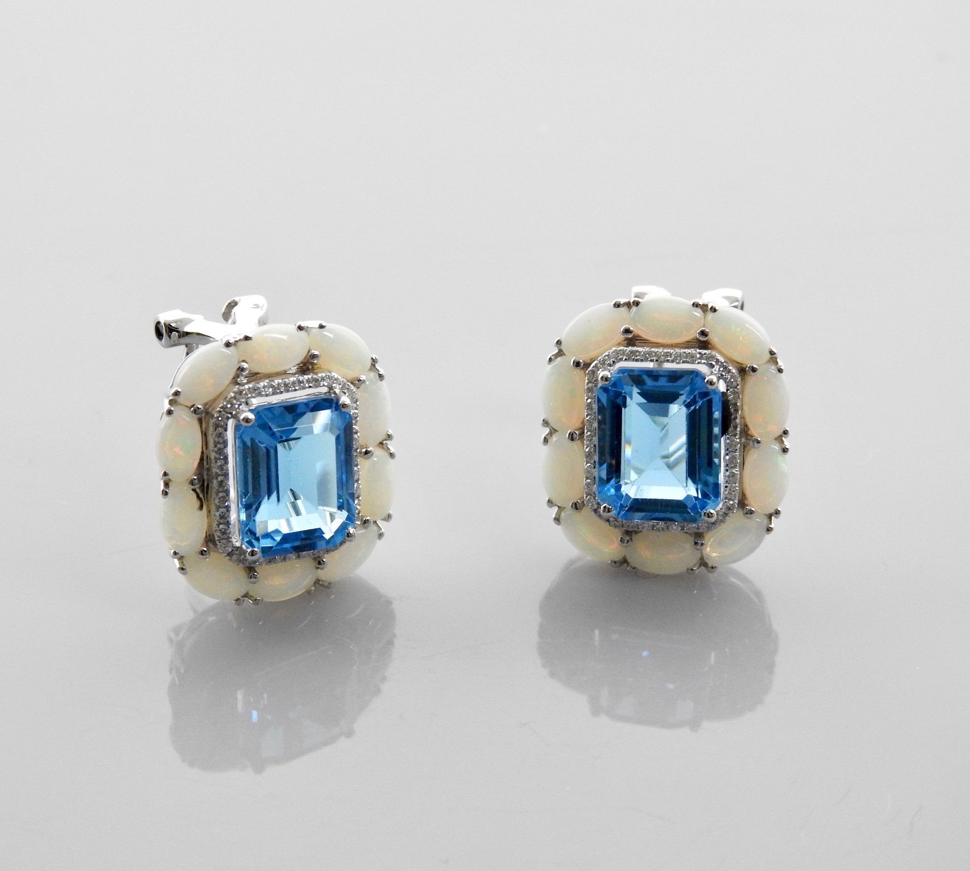 Null Earrings in white gold, 750 MM, each centered with a blue topaz in a row of&hellip;