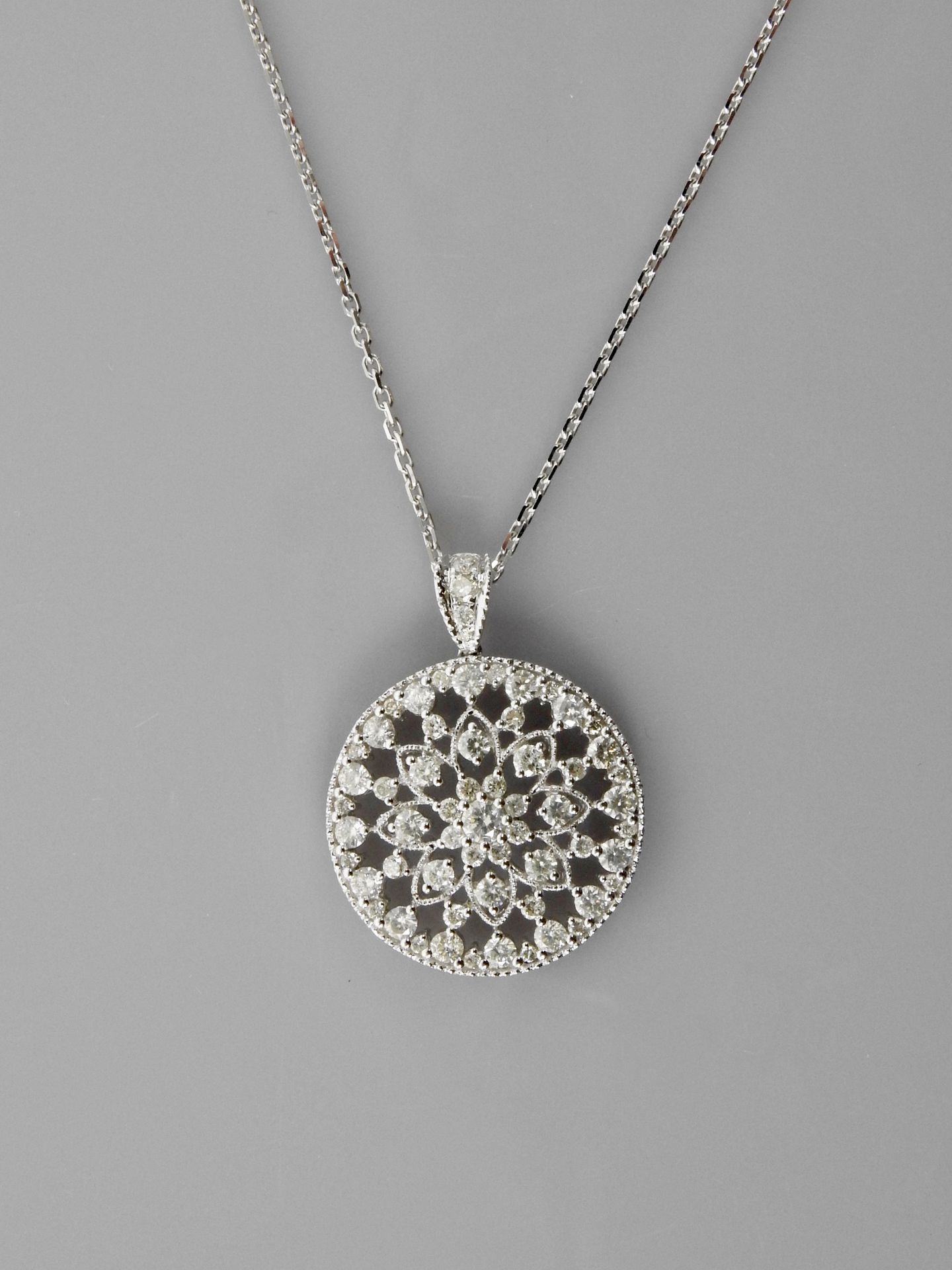Null 白金链条和圆形吊坠，750毫米，绘制了一个布满明亮式切割钻石的玫瑰花环，总重约1.30克拉，直径2厘米，扣子上有钻石，长度44厘米，重量：6.05克。