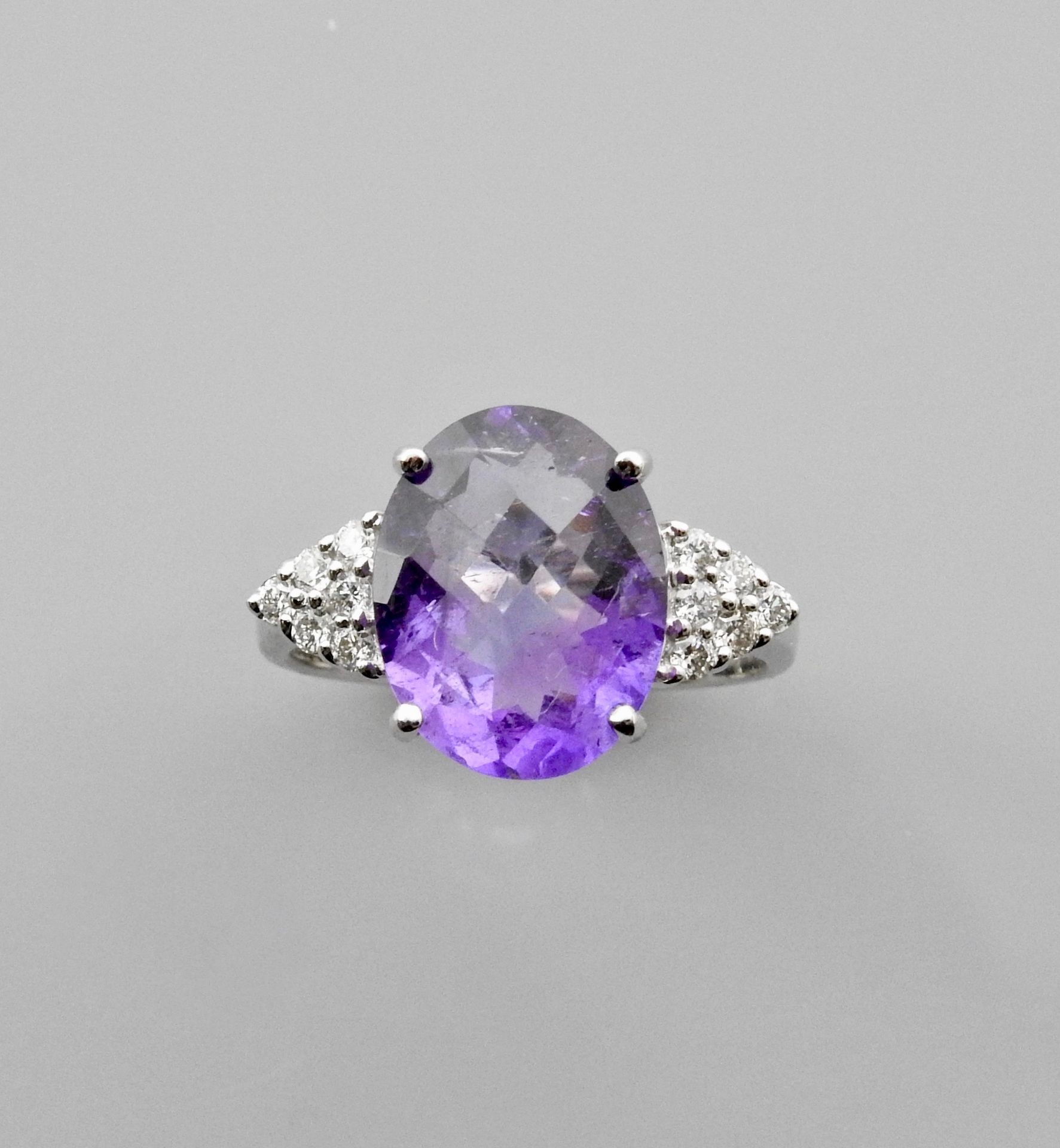 Null 白金戒指，750毫米，镶有一颗美丽的椭圆形紫水晶，重4克拉，有两颗钻石，尺寸：53，重量：4.7克，毛重。