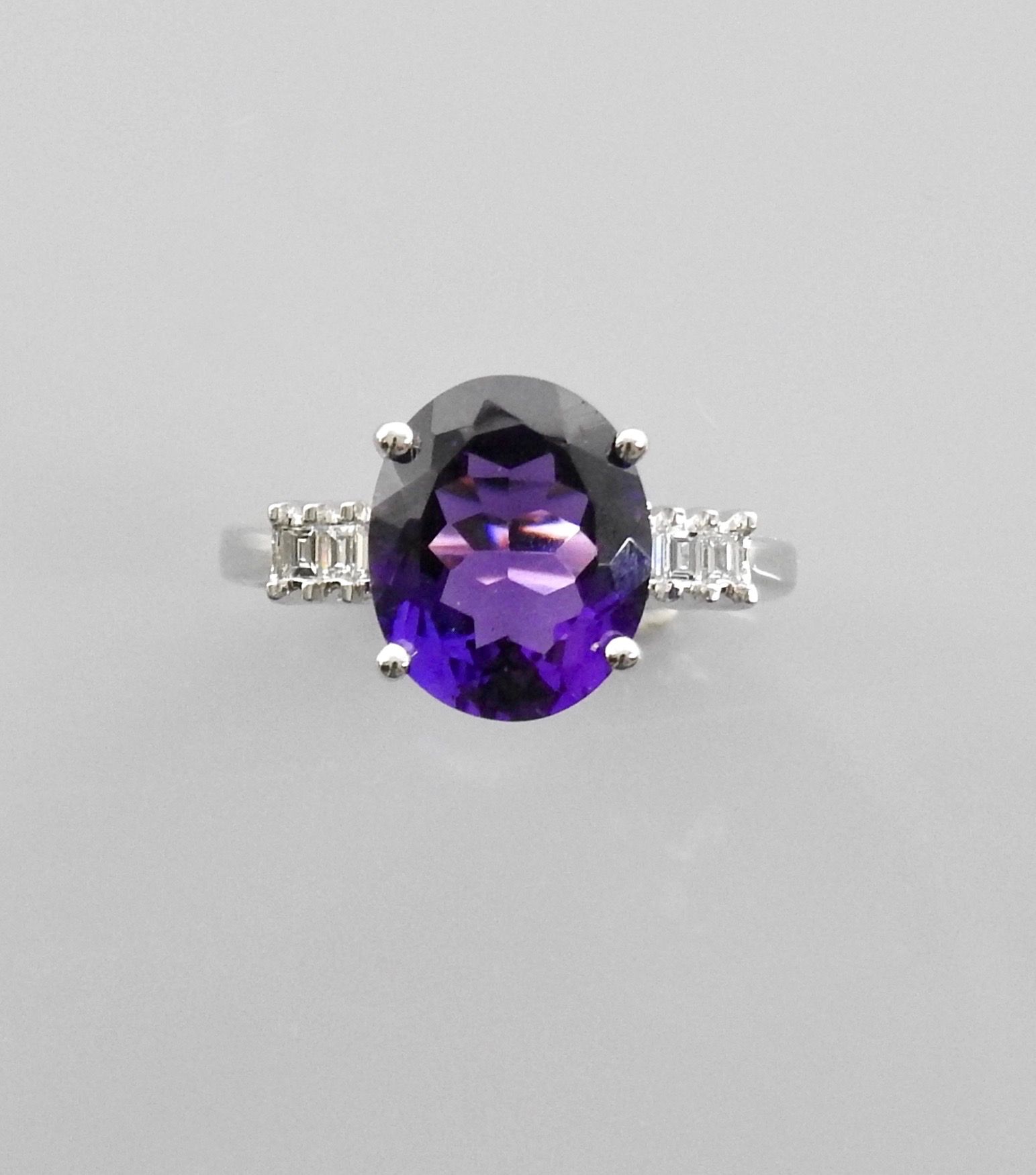 Null 白金戒指，750毫米，镶嵌着4克拉的美丽紫水晶和长方形钻石，尺寸：53，重量：4.15克，毛重。