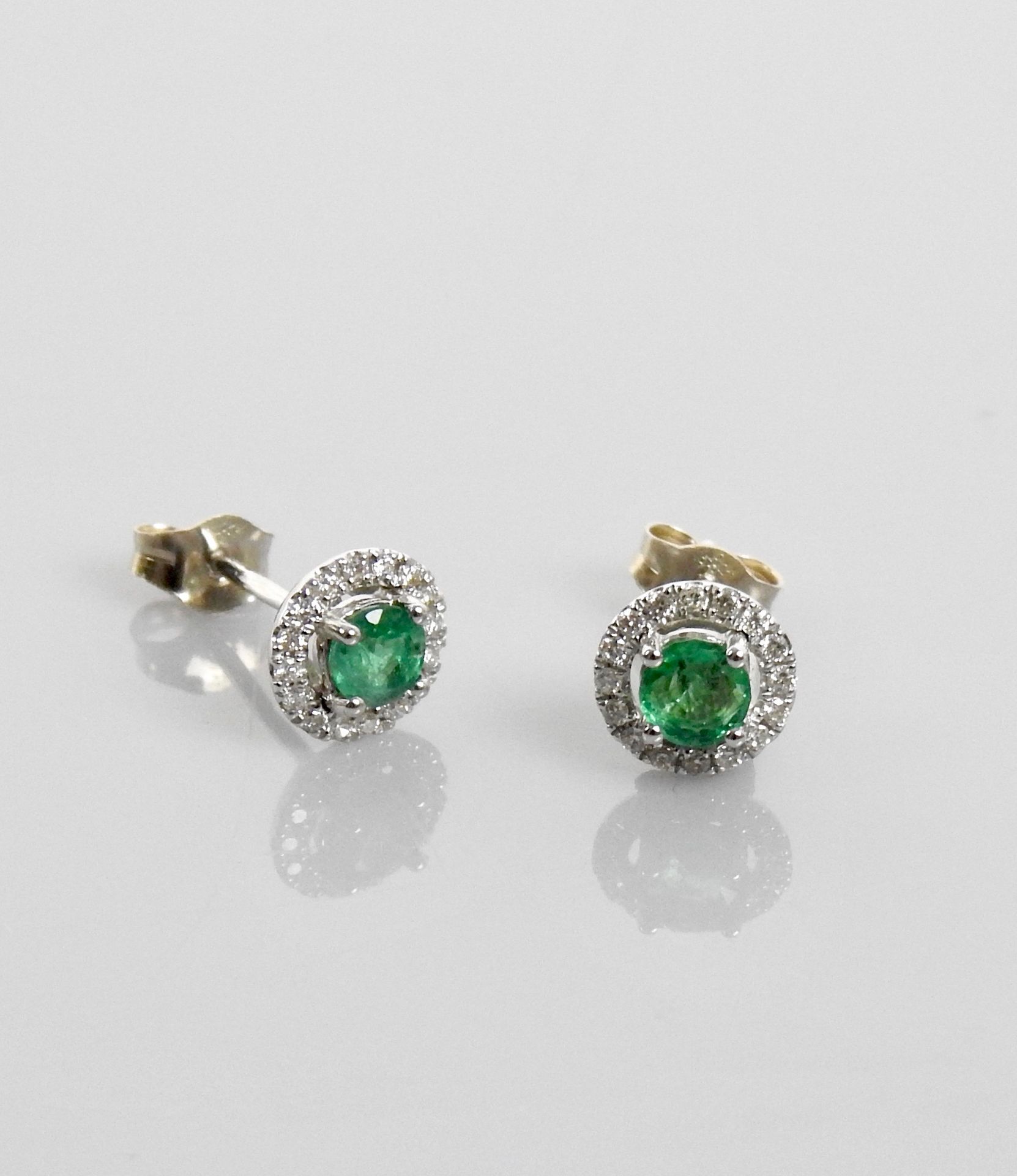 Null 白金耳环，750毫米，每只耳环都有一颗镶钻的祖母绿，重量：1.15克，毛重。