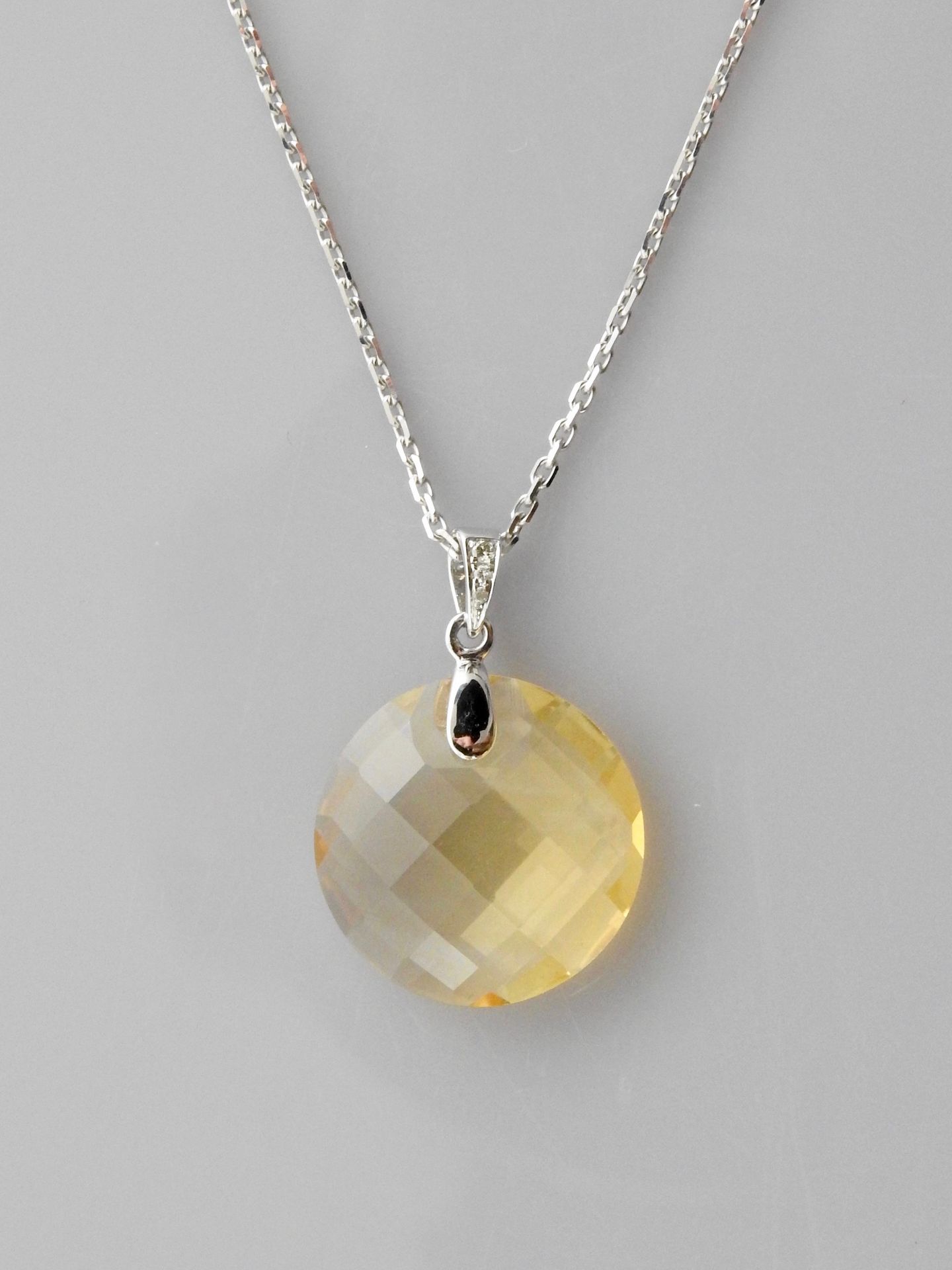 Null 白金链条和吊坠，装饰有一颗重8克拉、直径约17毫米的圆形黄水晶和三颗钻石，弹簧环扣，长44厘米，重量：4.3克，毛重。