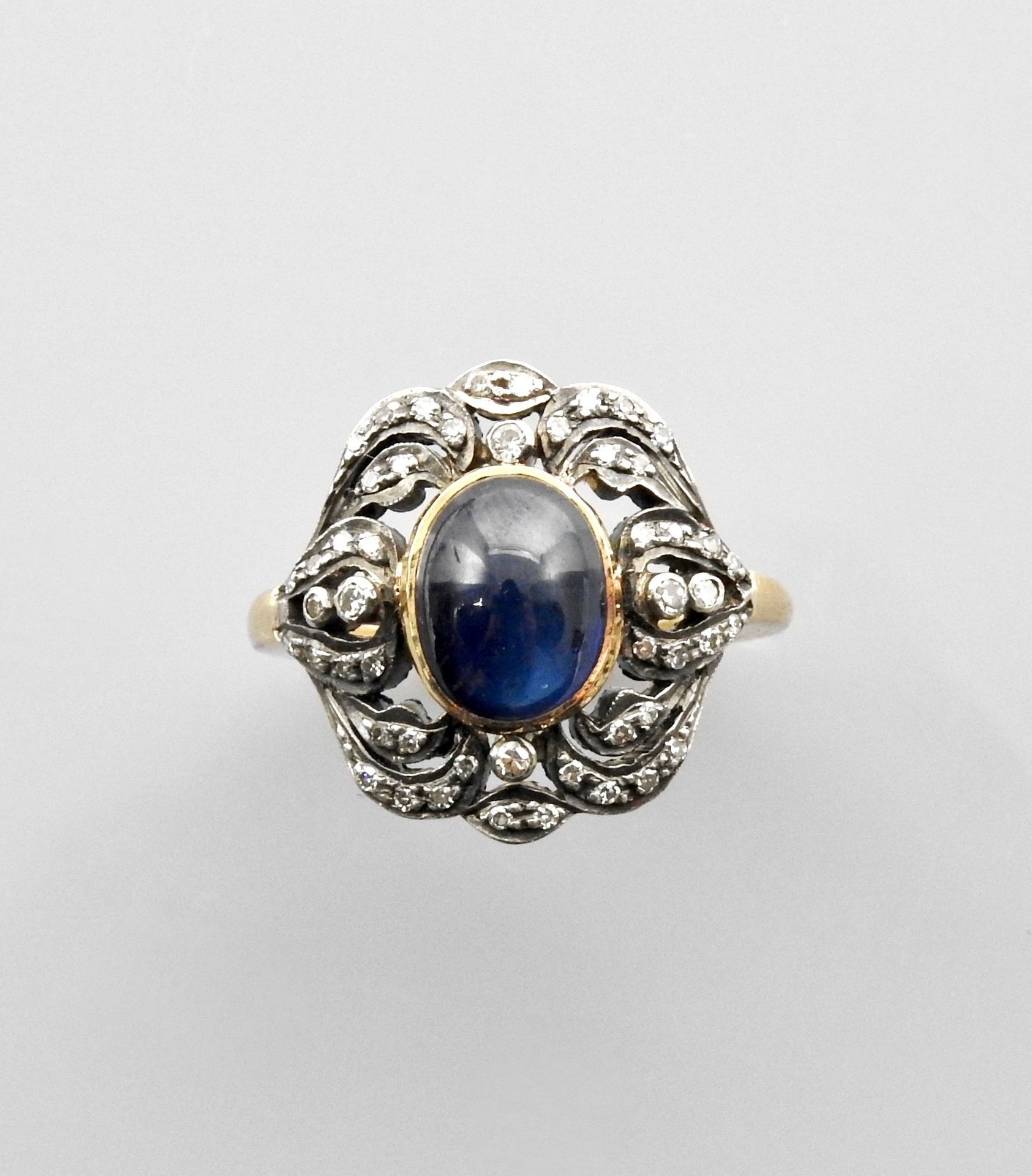 Null 黄金750毫米和银925毫米戒指，中间是一颗凸圆形蓝宝石，镶嵌在镶有钻石的楣上，重约4克拉，2 x 2厘米，尺寸：57，重量：4克。