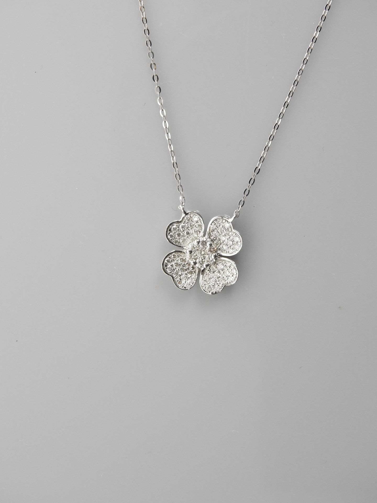 Null 白金项链和吊坠，750毫米，绘制一朵盛开的钻石花，总重约0.40克拉，弹簧环扣，长42厘米，重量：2.05克，毛重。