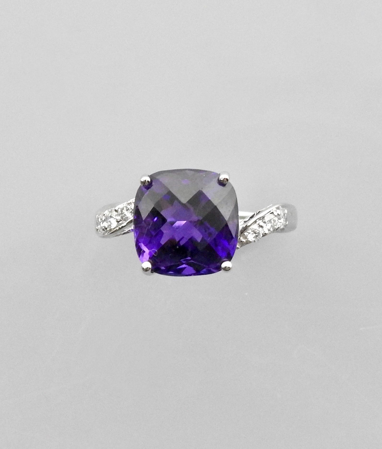 Null 白金戒指，750毫米，镶有4.50克拉的枕形紫水晶和钻石，尺寸：54，重量：3.5克。