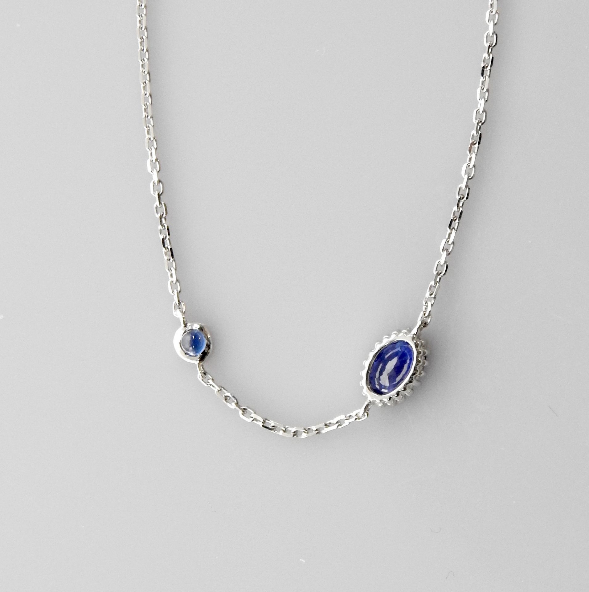 Null 白金手镯，750毫米，饰有两颗椭圆形蓝宝石，弹簧环扣，可调节长度17.5厘米，重量：1.1克，毛重。