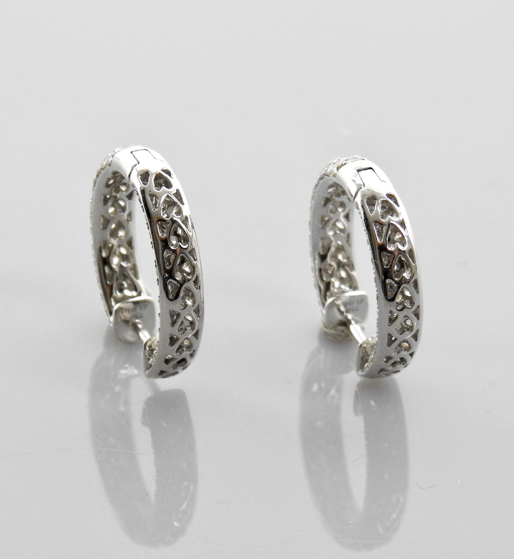Null Elégants anneaux d'oreilles en or gris, 750 MM, soulignés de diamants, tota&hellip;