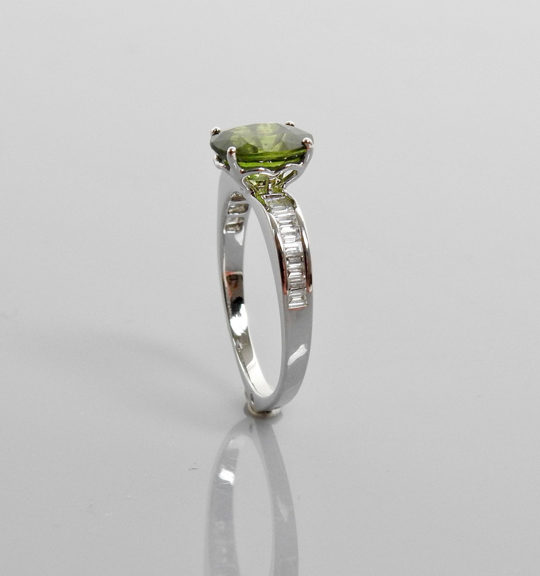 Null White gold ring, 750 MM, set with a green sapphire weighing 2.40 carats and&hellip;