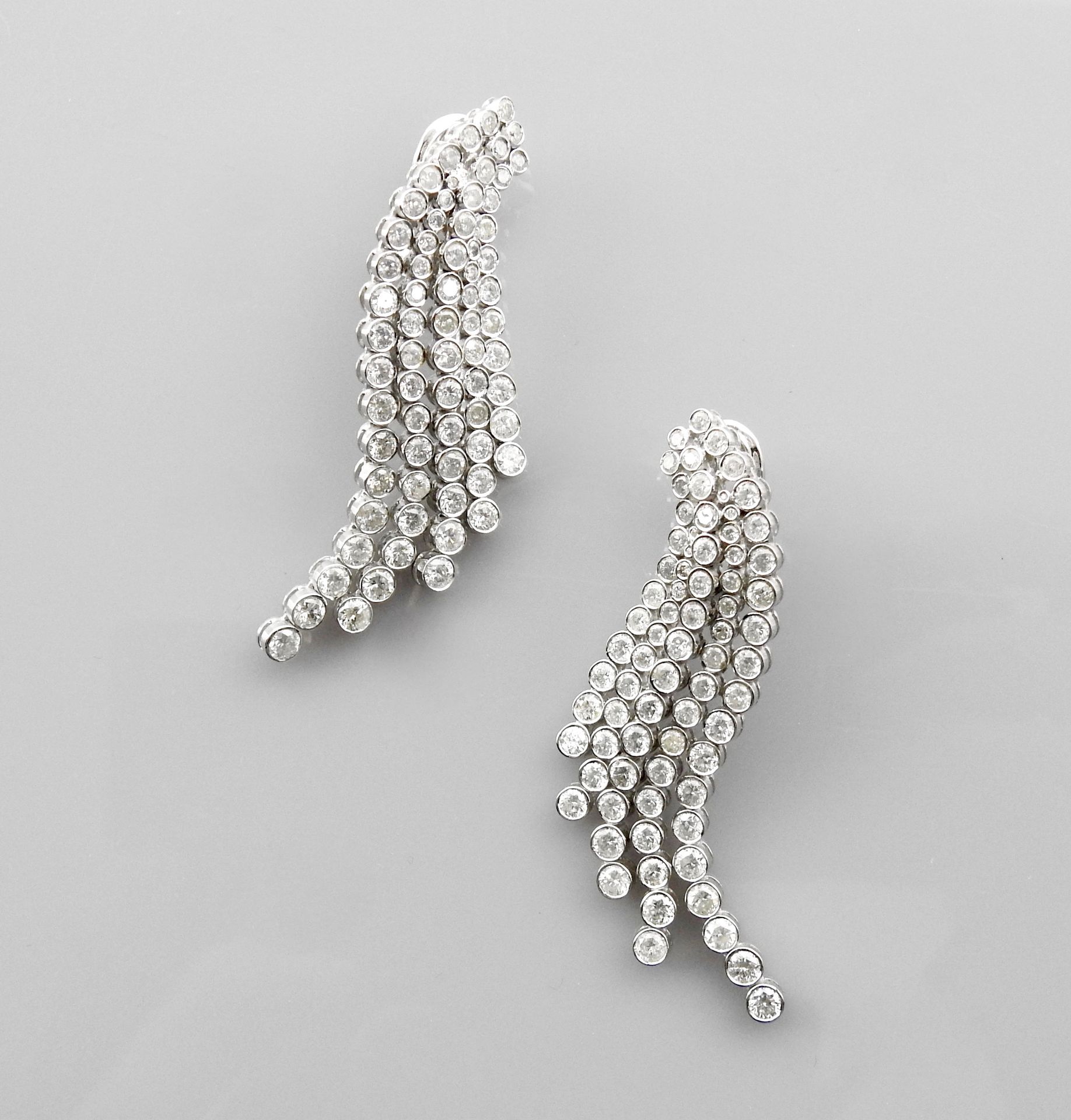 Null Sumptuous earrings in white gold, 750 MM, each one drawing a moving fall of&hellip;