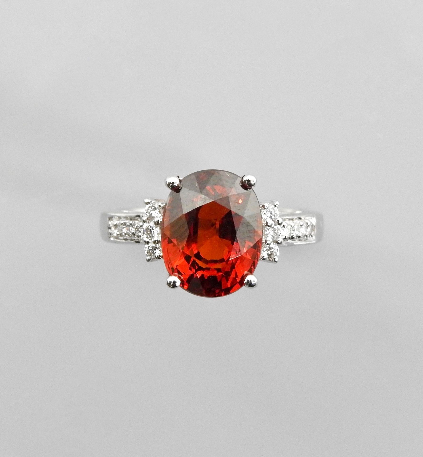 Null 白金戒指，750毫米，镶有一颗美丽的椭圆形 "spessartitie "钻石，重约6克拉，尺寸：53，重量：5克。