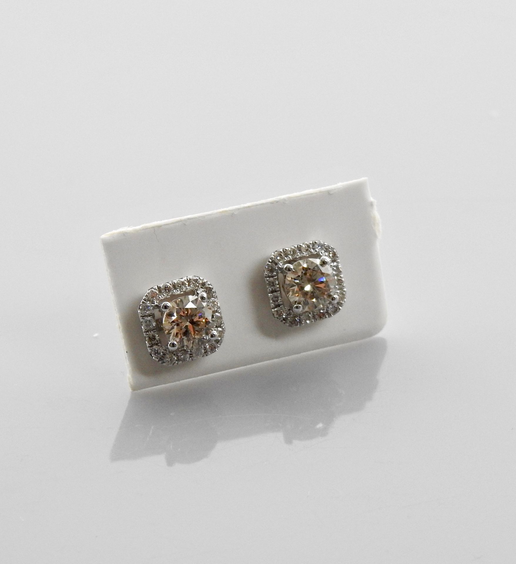 Null 漂亮的耳环，方形白金，750毫米，覆盖着明亮式切割钻石，共1.10克拉，重量：1.45克。