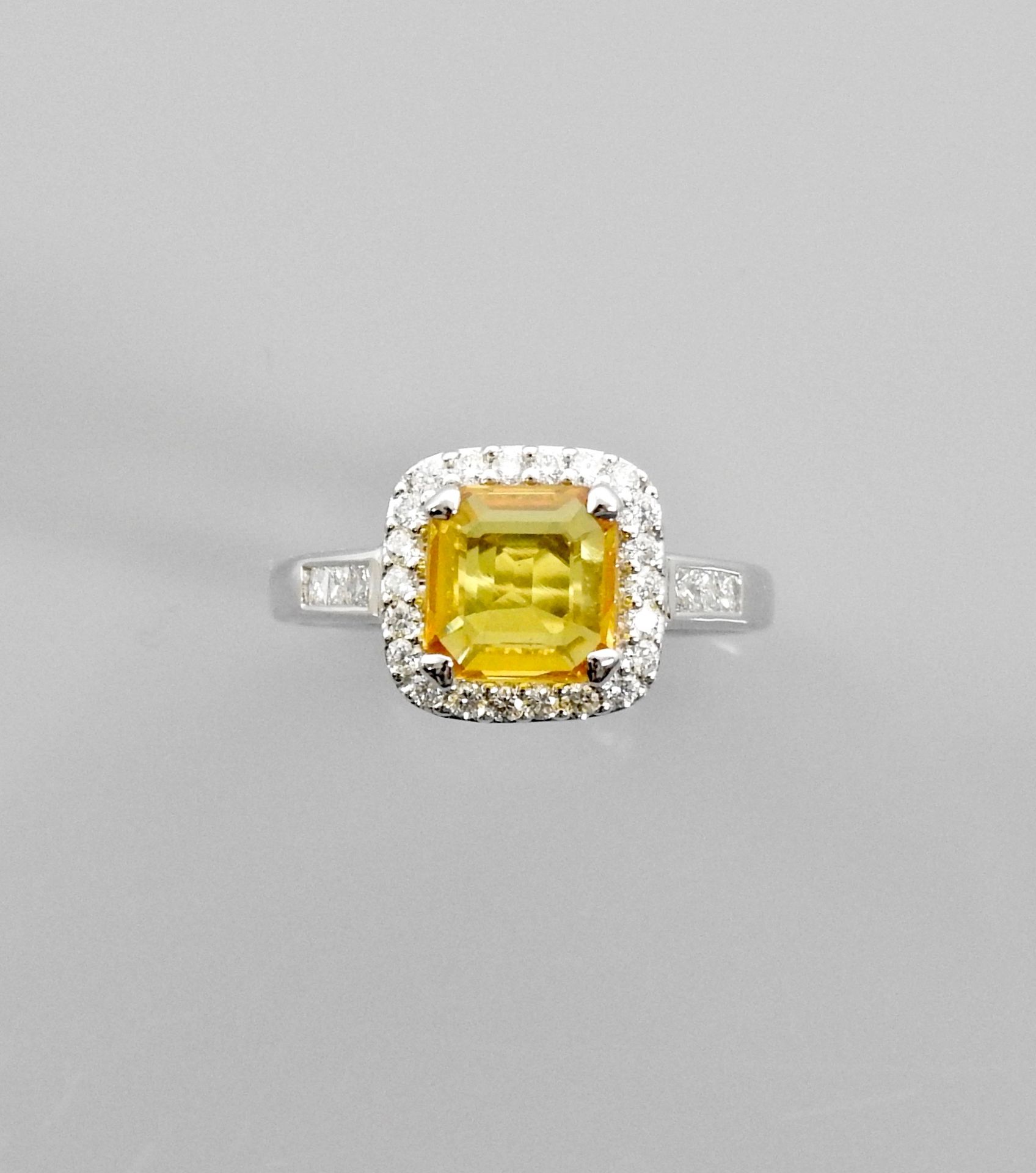 Null 白金戒指，750毫米，镶有一颗经过处理的黄色蓝宝石，重约1.70克拉，周围是明亮式切割钻石，位于六颗公主式切割钻石之间，共重0.40克拉，10/10毫&hellip;