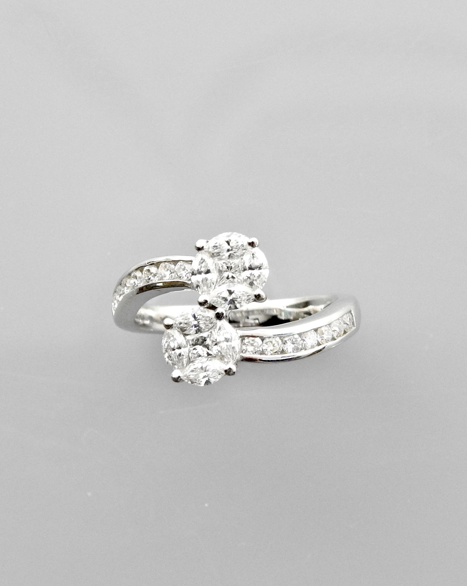 Null 绘制两个图案的白金戒指，750毫米，装饰有公主式切割的钻石，周围佩戴有脐带式切割和明亮式切割的钻石，尺寸：53，重量：4.3克，毛重。