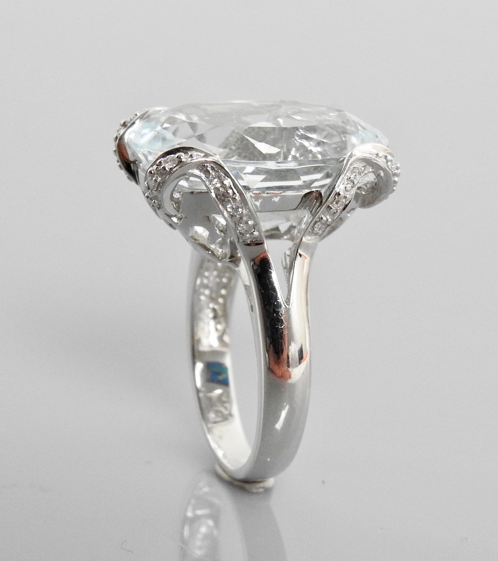 Null 白金戒指，750毫米，镶嵌着一颗重达10克拉的海蓝宝石，约19 x 15毫米，镶嵌着四个钻石拱门，尺寸：54，重量：7.3克，毛重。