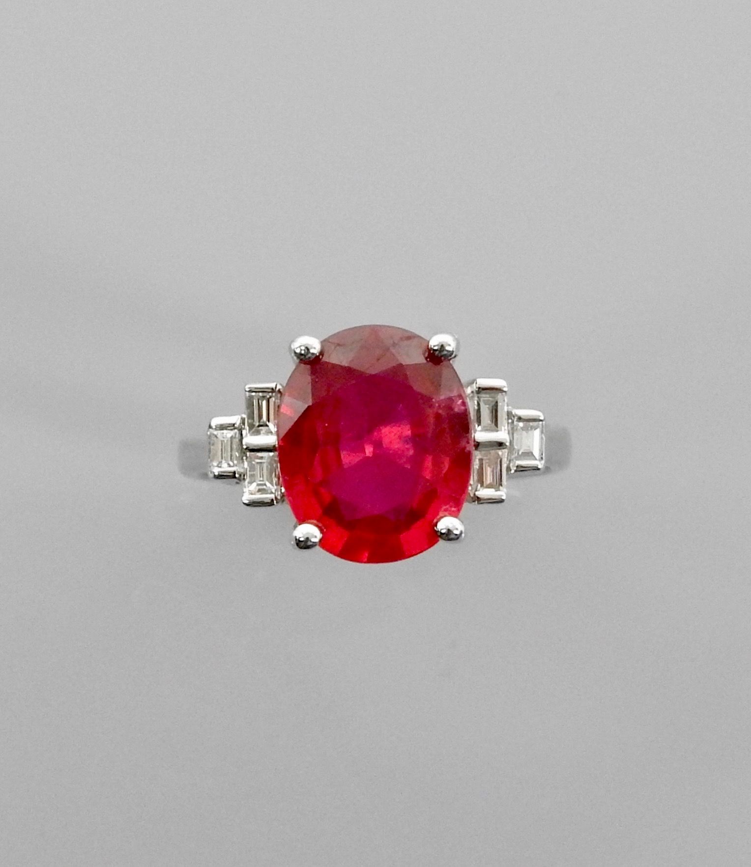 Null 白金戒指，750毫米，镶有一颗重约4克拉的红宝石和六颗钻石，尺寸：52，重量：4.8克。
