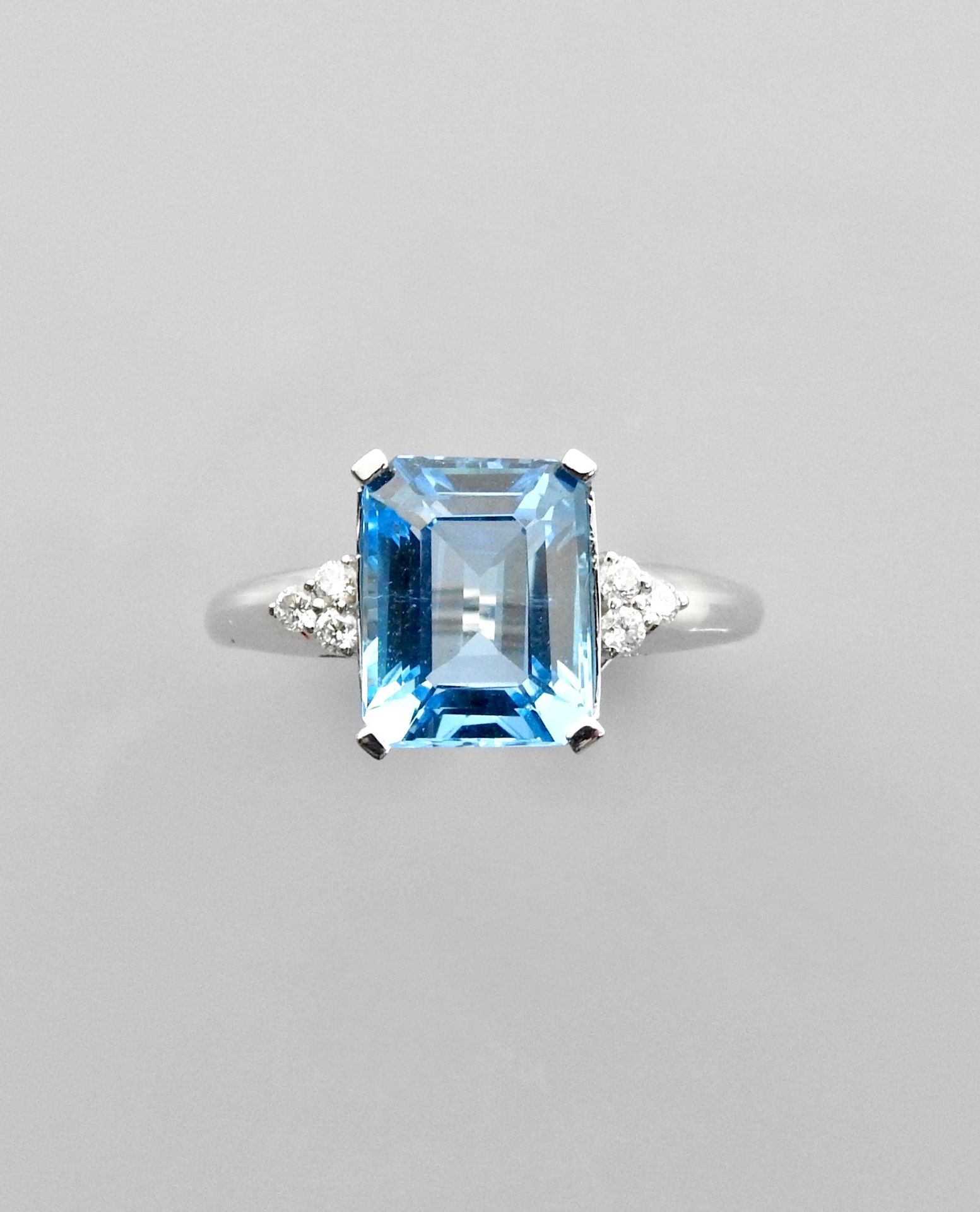 Null 白金戒指，750毫米，镶有一颗重3.70克拉的祖母绿切割蓝色托帕石和六颗钻石，尺寸：54，重量：3.4克。