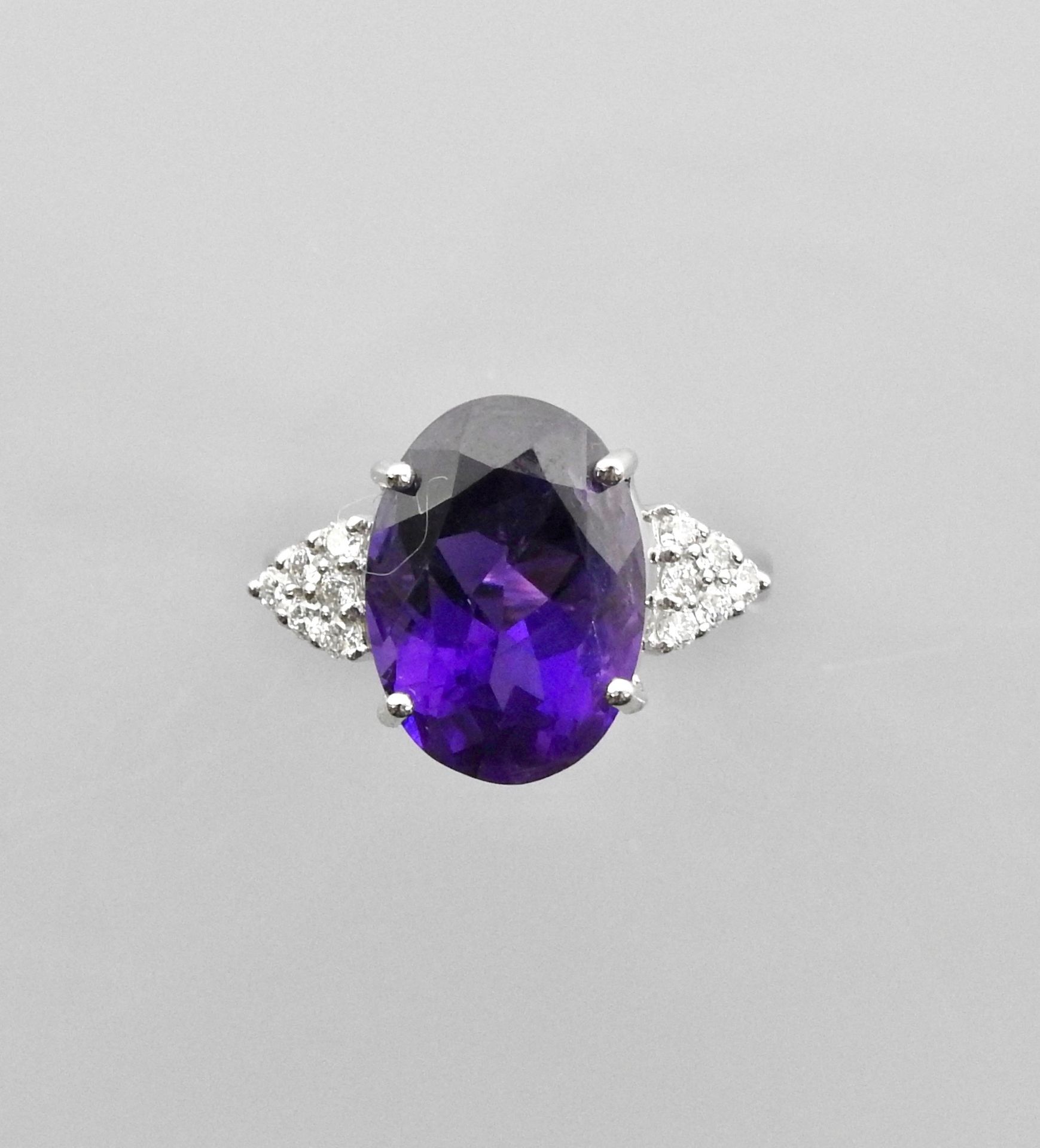 Null 白金戒指，750毫米，镶有6.50克拉的椭圆形紫水晶，有两颗钻石，尺寸为52，总重4.8克。