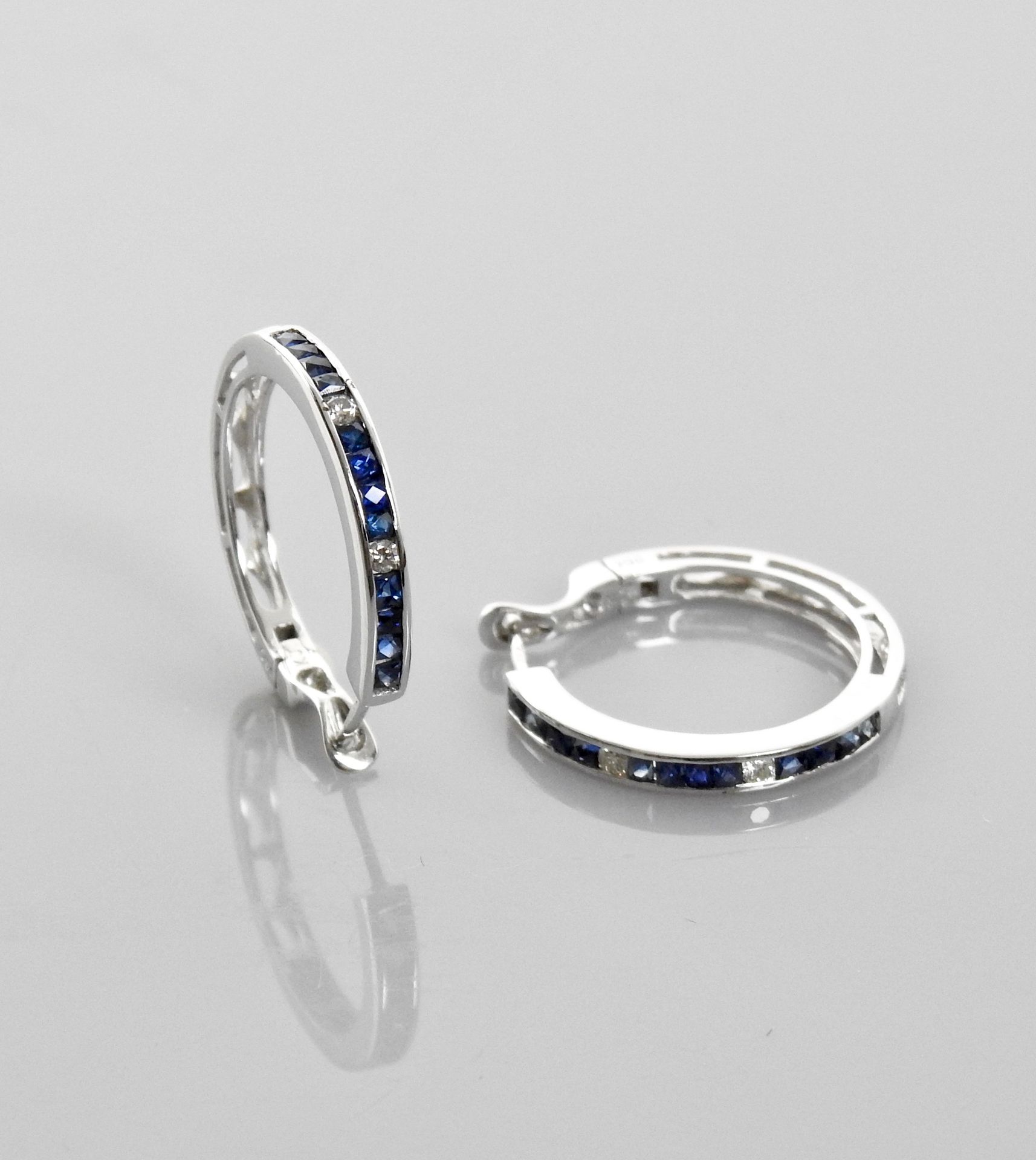 Null 750毫米白金环形耳环，突出蓝宝石和钻石，直径2厘米，重量：5.9克。