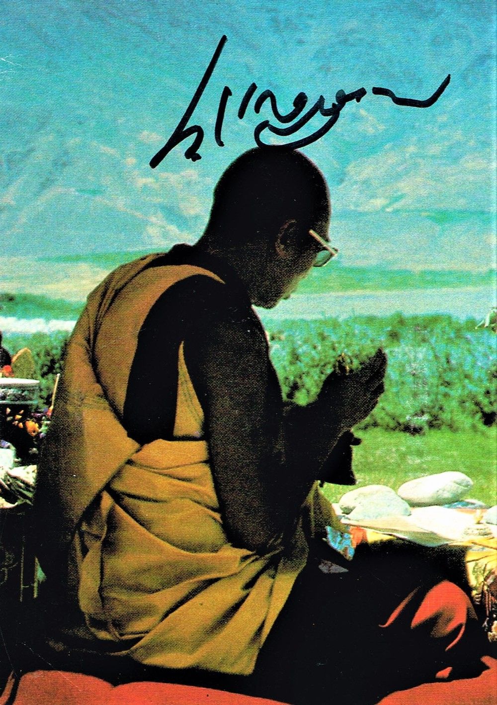 Null 71 - 达赖喇嘛（生于1935年）。由他签名的明信片-照片。图下的照片，西藏图像版，1980年代，黑色毡笔签名