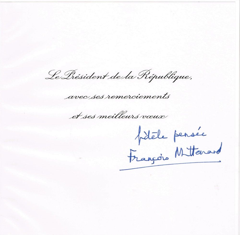 Null 67 - 弗朗索瓦-密特朗（1916-1996）。由他作为共和国总统签名的贺卡。国家出版社的插页（20 x 20厘米），封面由雅克-波利绘制。