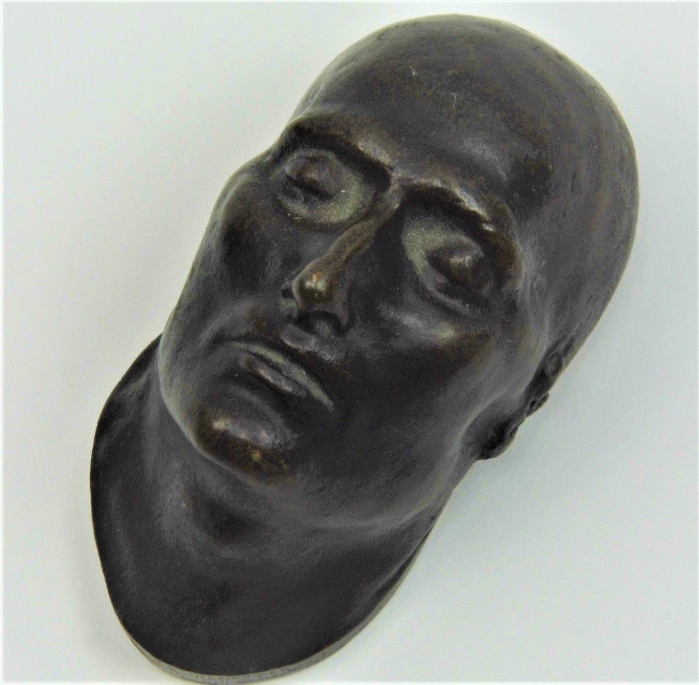 Null 11 - [拿破仑一世]。根据安托马奇医生的模型制作的皇帝殡仪馆面具，青铜，有美丽的棕色阴影（尺寸：5 x 4,5 x 9厘米）。它的颈部圆周上有 "&hellip;