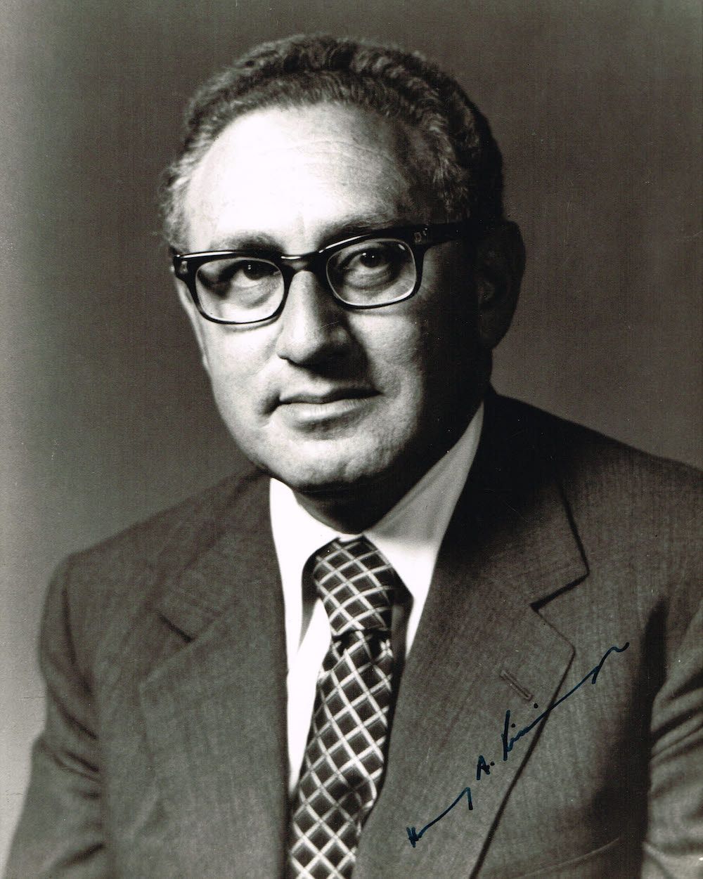 Null 69 - 亨利-基辛格（生于1923年），美国外交官，1973年获诺贝尔和平奖。照片（20 x 25厘米），有他的签名