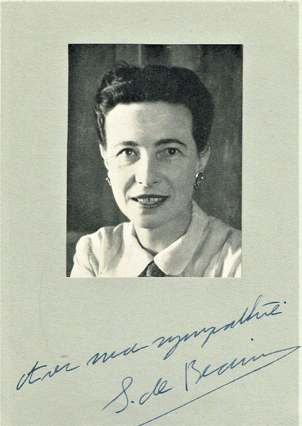 Null 84 - 西蒙娜-德-贝奥维尔（1908-1986），哲学家和小说家。她的签名，"Avec ma sympathie"，在一个带有小杂志照片的相册页面&hellip;