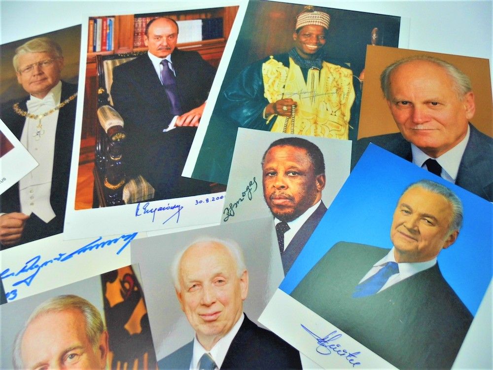 Null 65 - 现代国际政治。美丽的15张国家元首签名照片集。格拉夫科斯-克莱里季斯（塞浦路斯），阿尔贝特-雷内-法兰西（塞舌尔），哈格-根哥布（纳米比亚）&hellip;